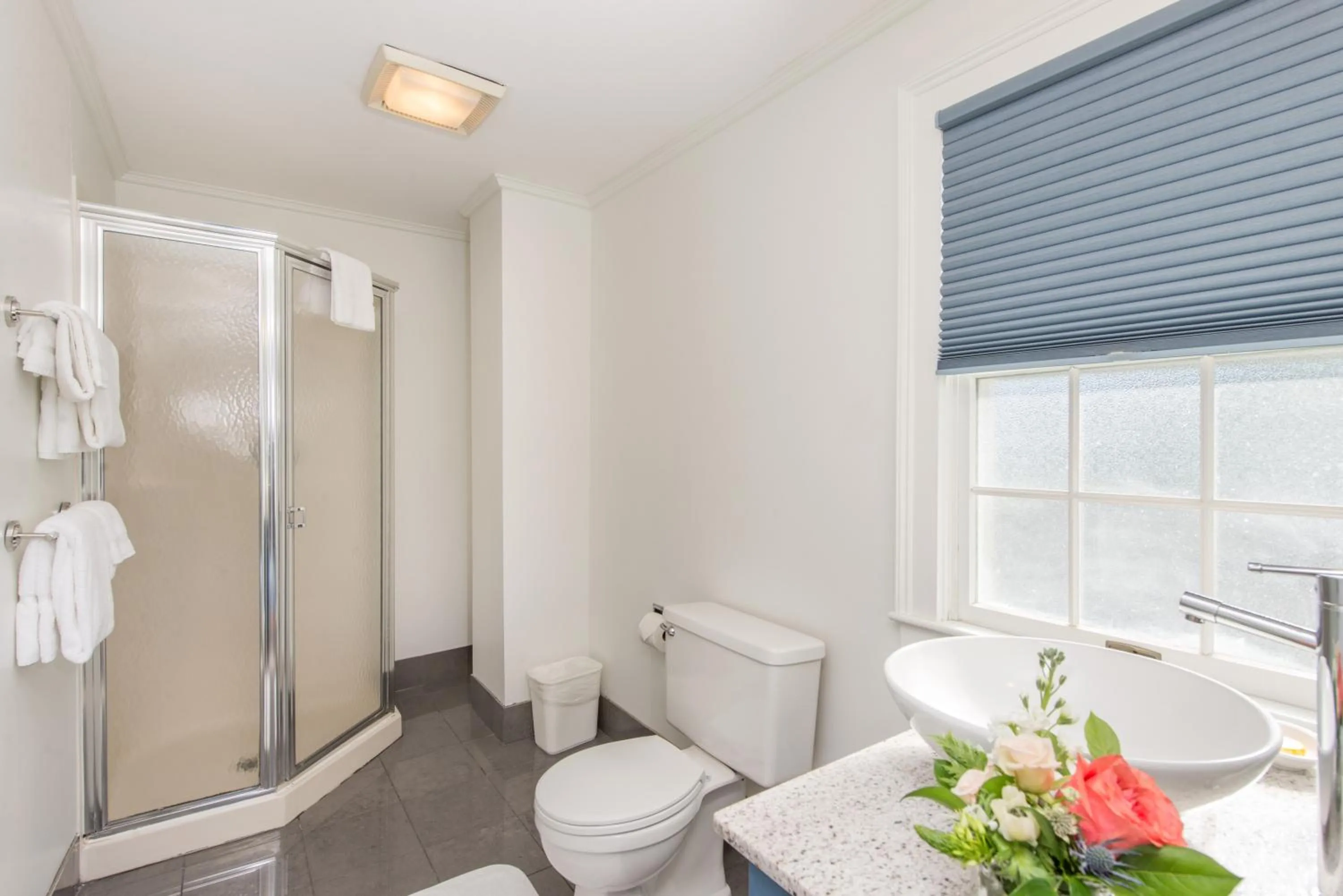 Inn Queen Courtyard View in Breakwater Inn