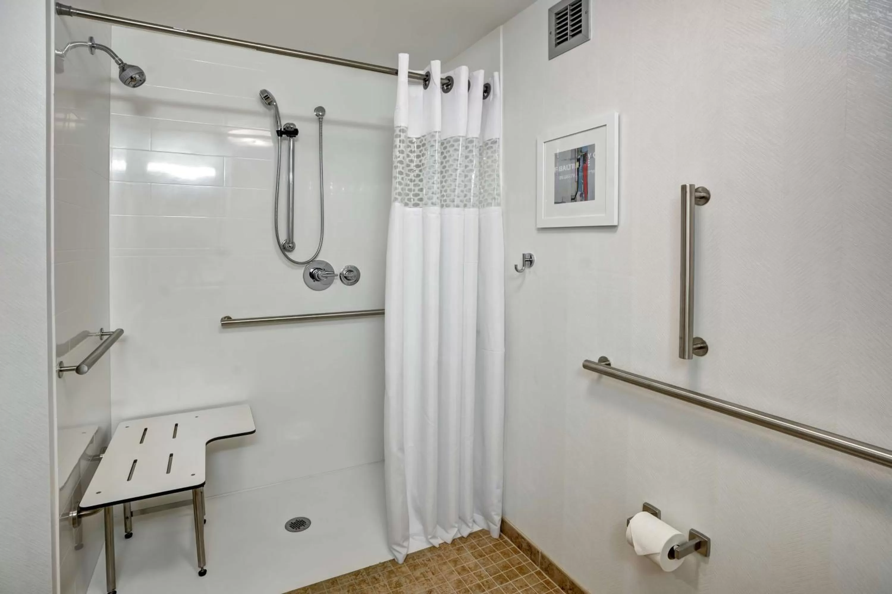 Queen Room with Mobility Access/Non-Smoking in Hampton Inn Baltimore/Glen Burnie