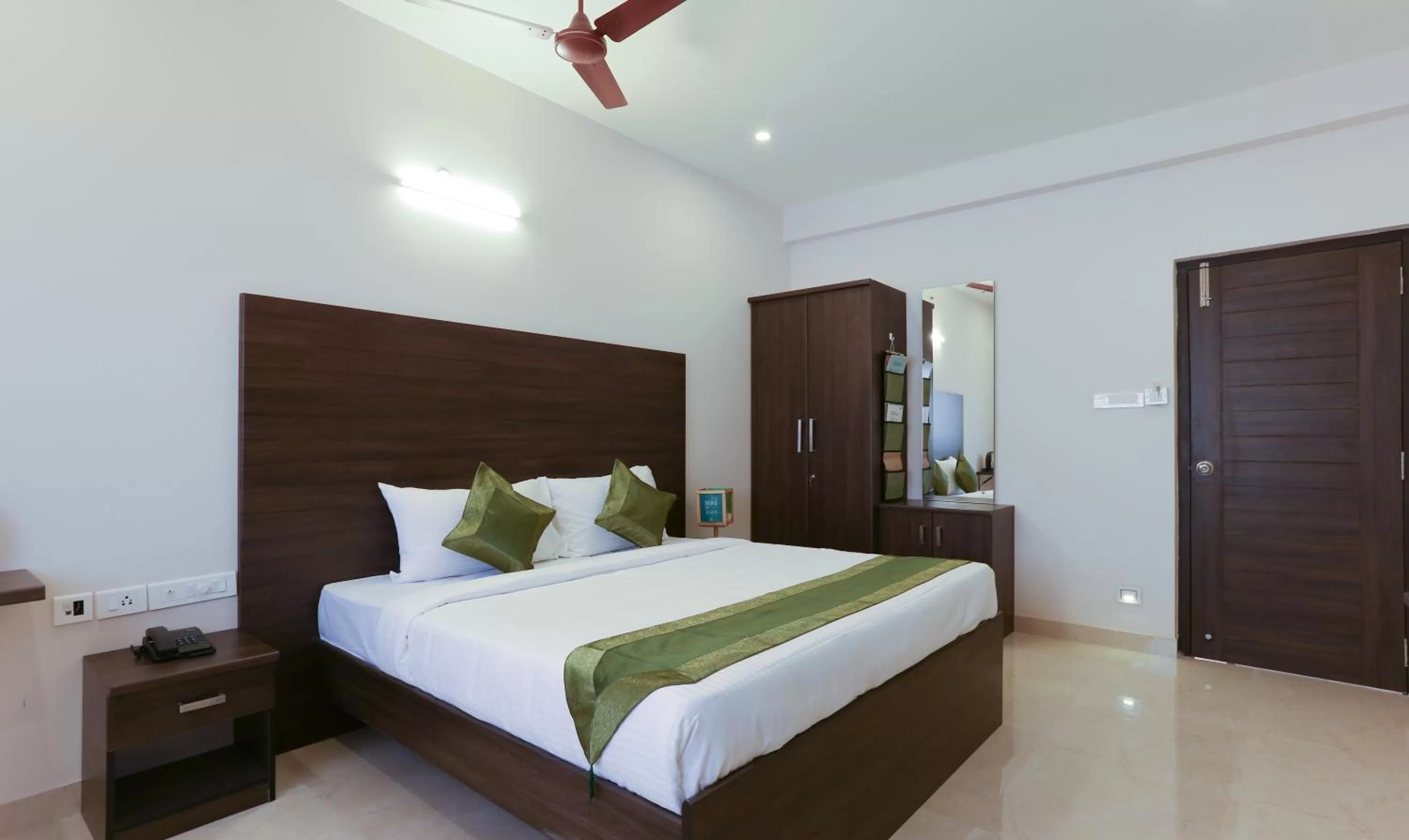 Deluxe Double Room - single occupancy in Treebo Hi Line Apartments Kalapatti