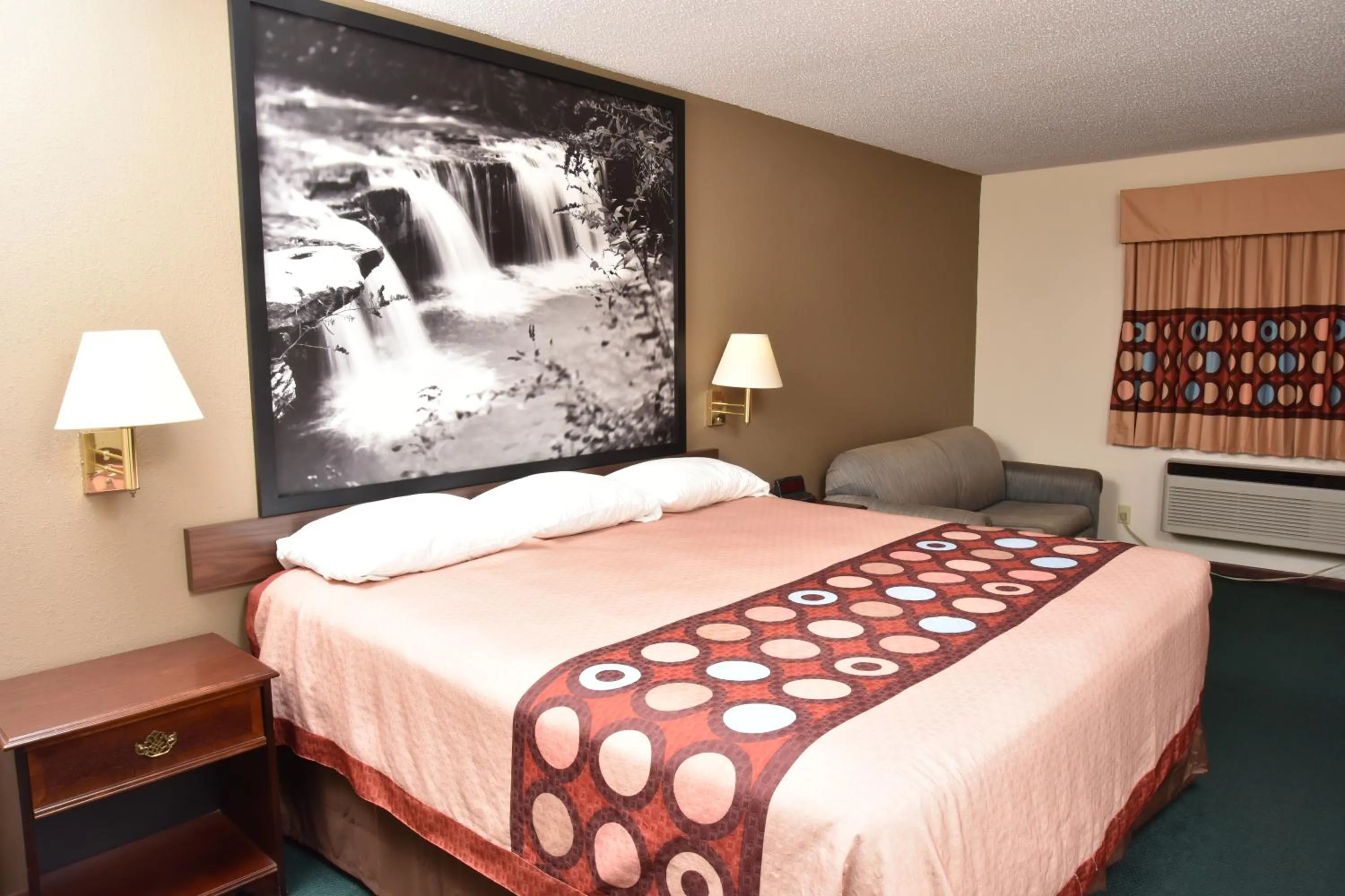 King Room - Smoking  in Super 8 by Wyndham Springfield-Battlefield