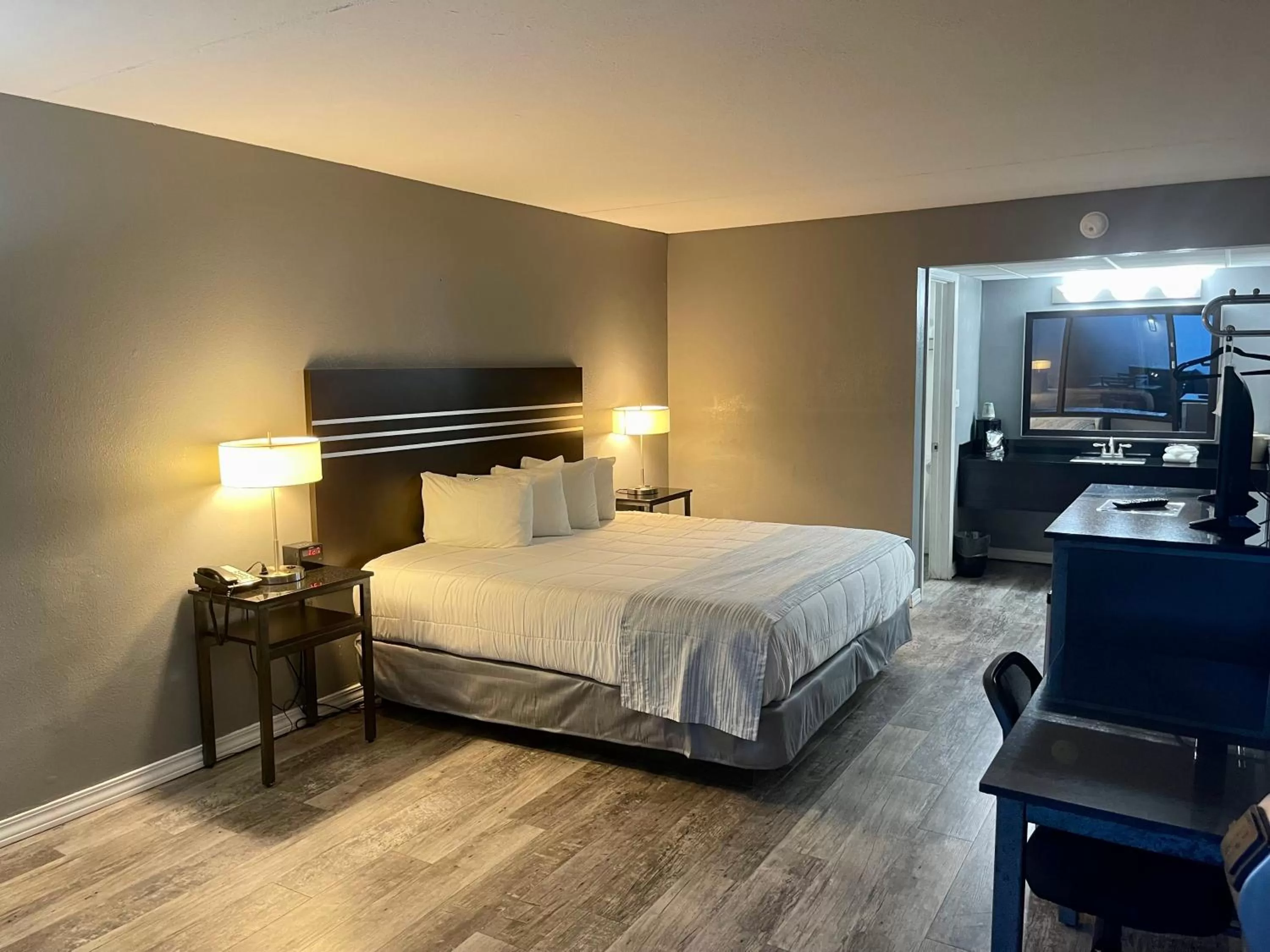 King Room with Pool View in Lake Norfork Resort