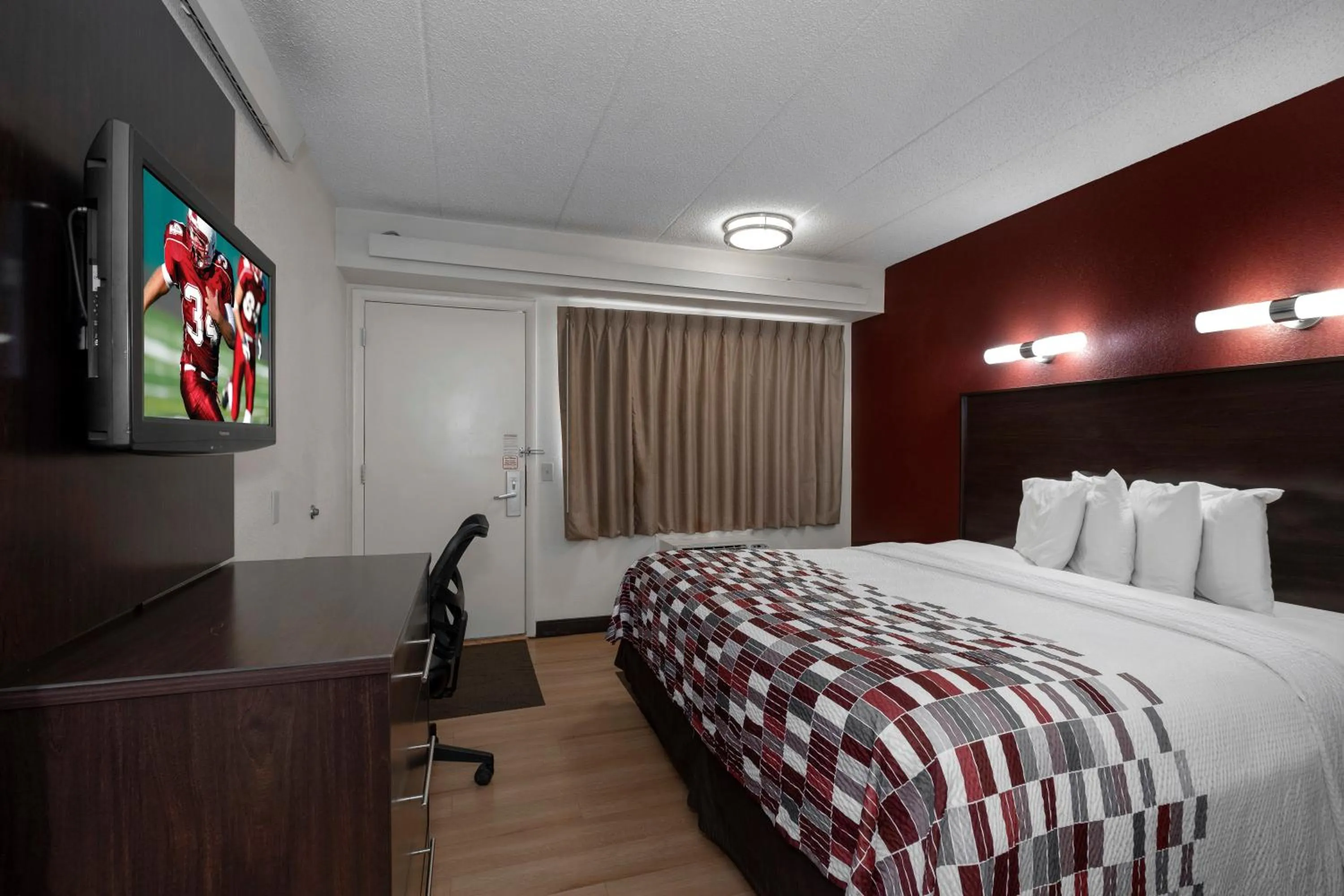 Standard King Room Disability Access Smoke Free in Red Roof Inn Washington DC-Lanham