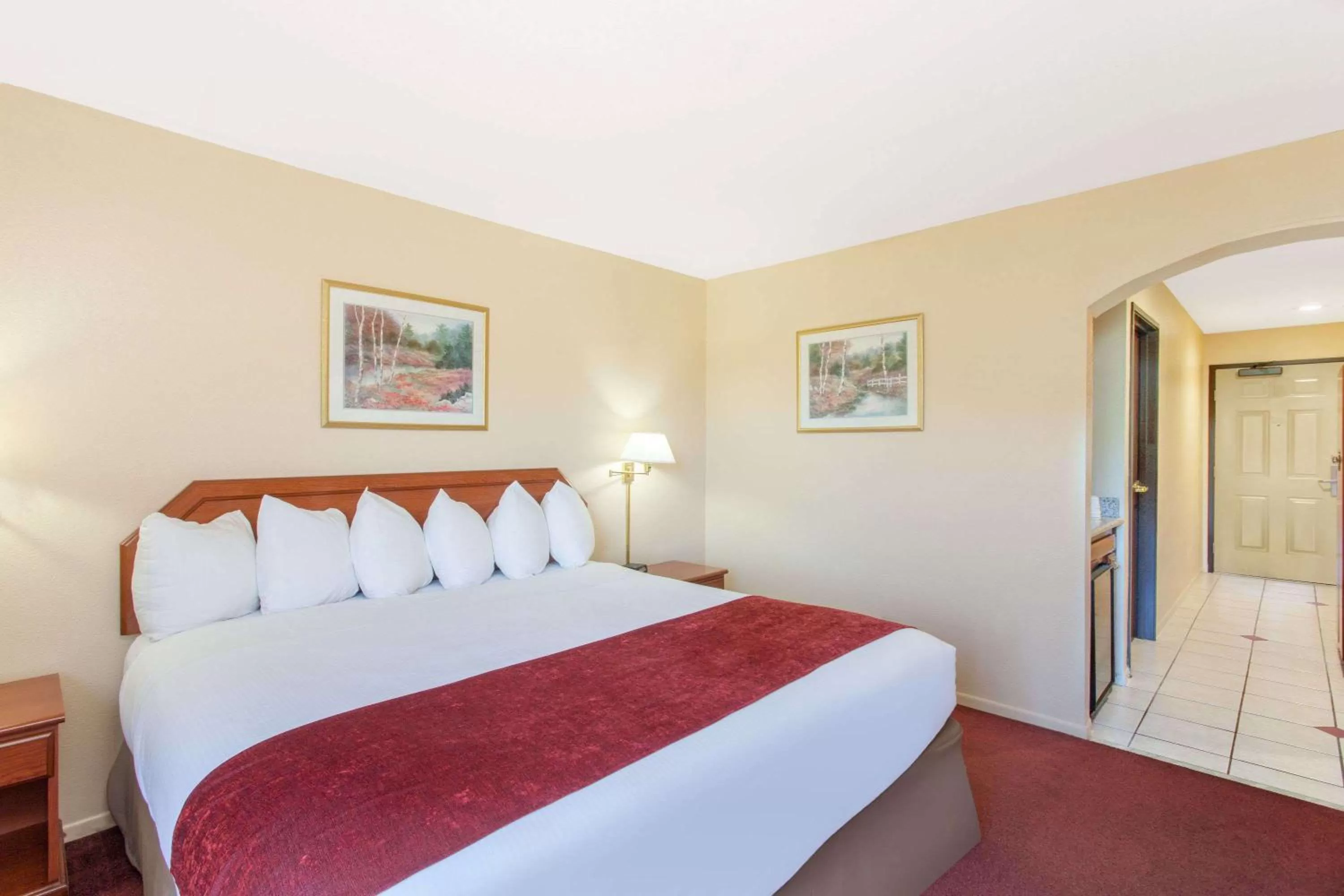 Queen Room with Mobility/Hearing Access - Non-Smoking in Ramada by Wyndham Fresno Northwest