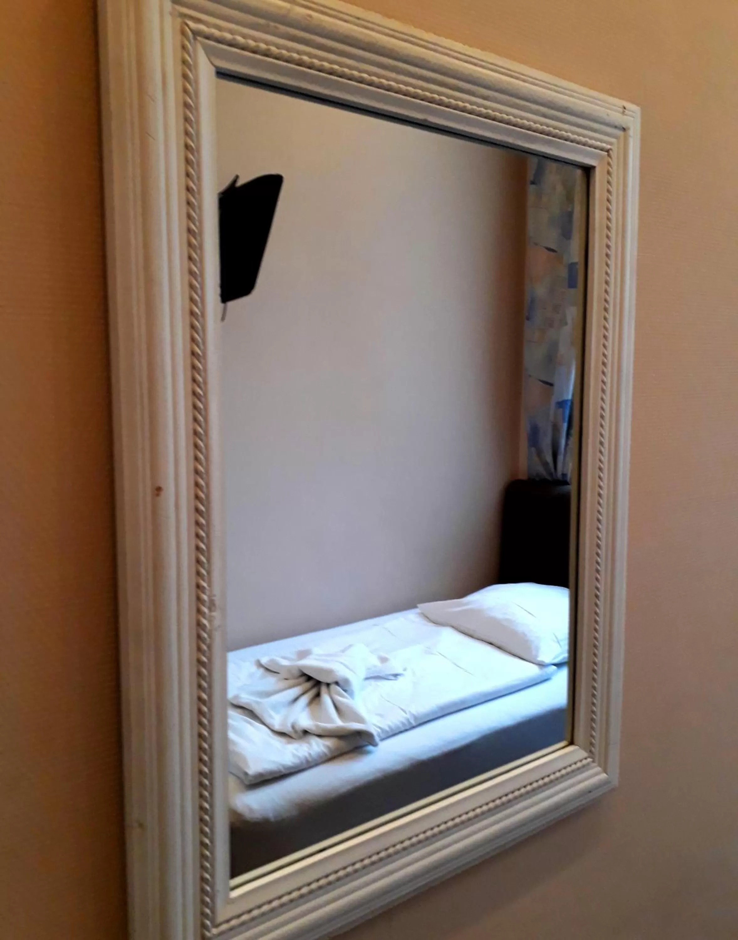 Economy Single Room with Shared Bathroom in Hotel BELLEVUE am Kurfürstendamm