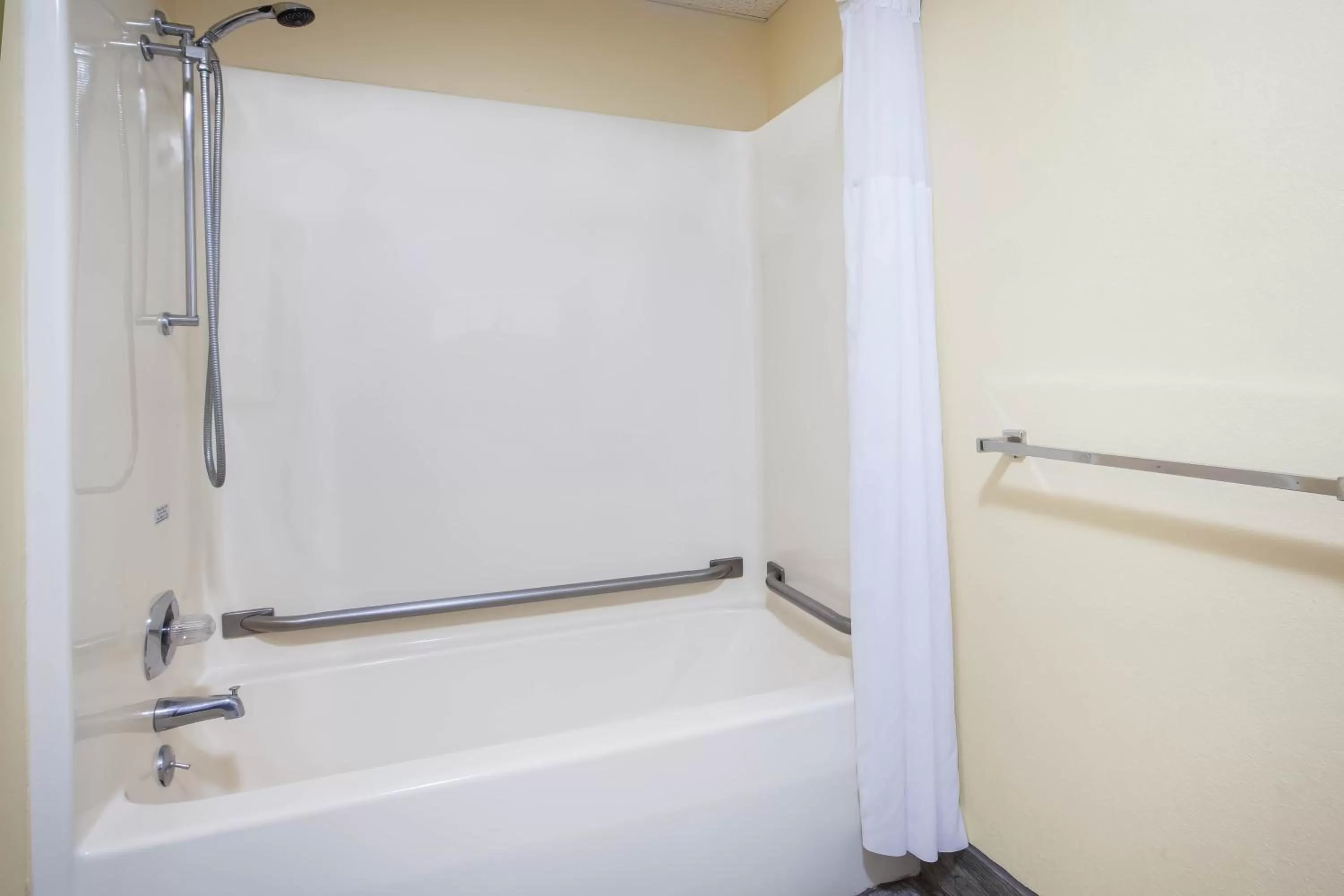 King Room - Mobility Access/Non-Smoking in Days Inn by Wyndham Cadillac