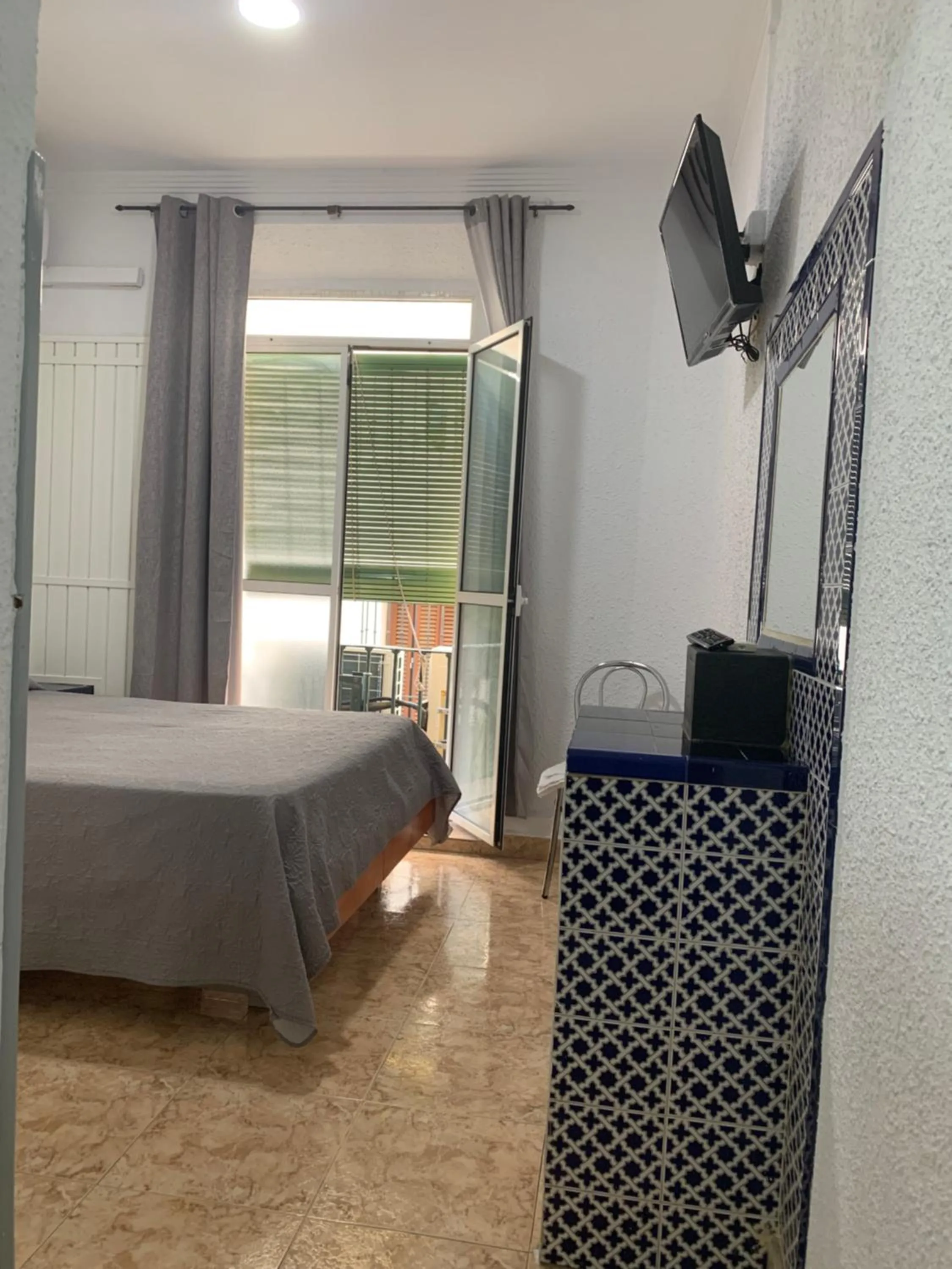 Single Room with Private Bathroom in Hostal Alcobia