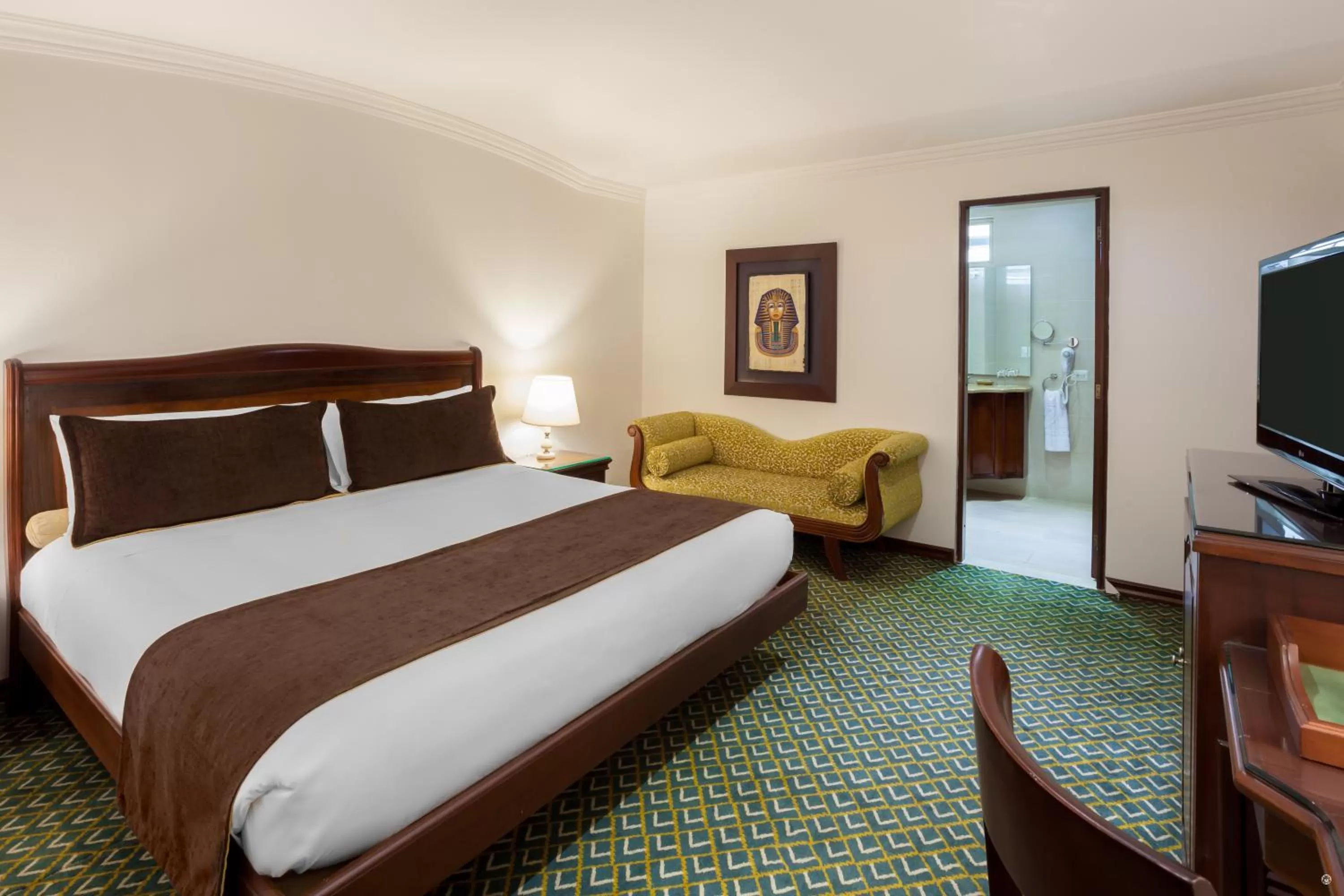 Standard Queen Room in Hotel Embassy Park