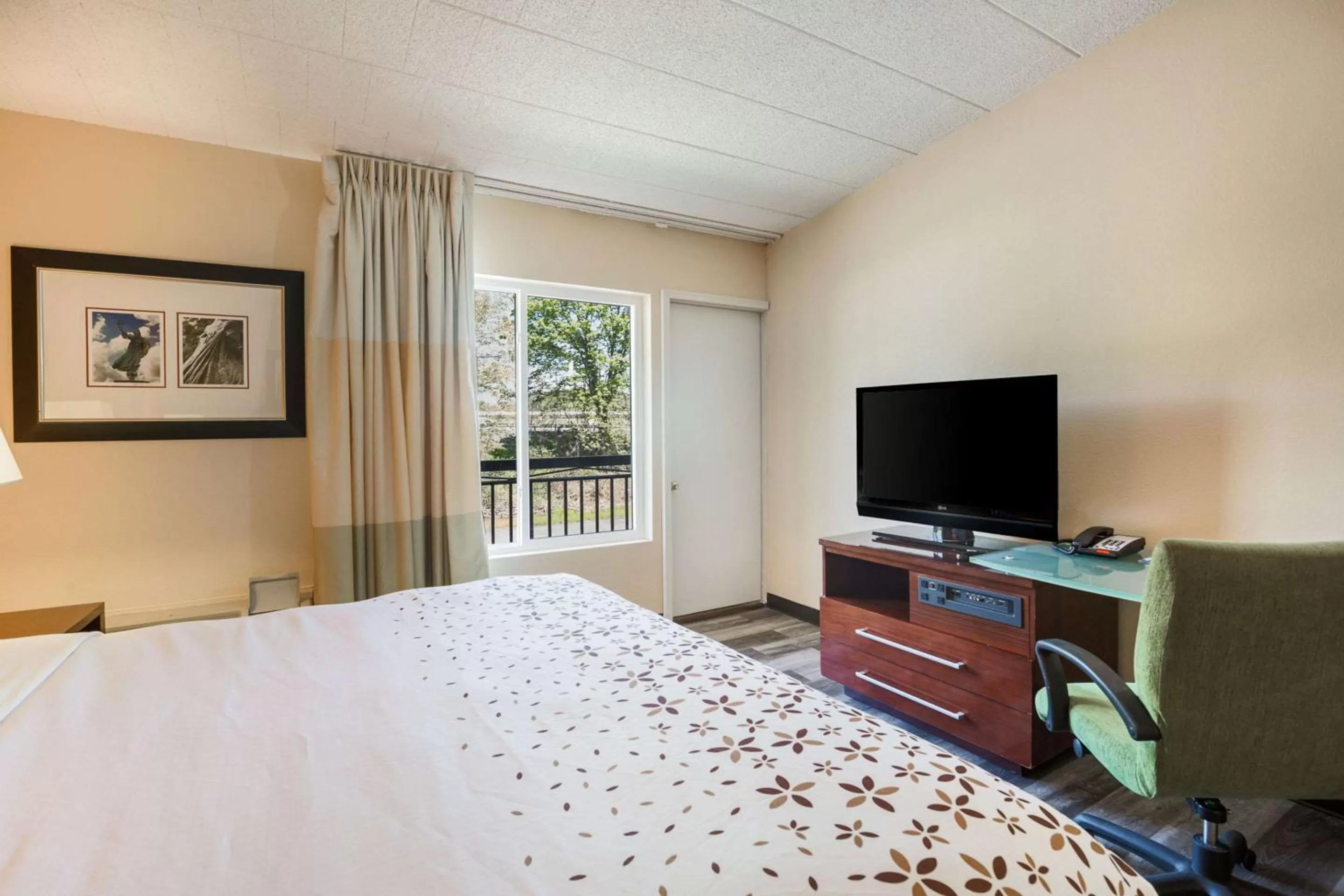 Family Room with Balcony in Fairmount Inn & Suites - Stroudsburg, Poconos