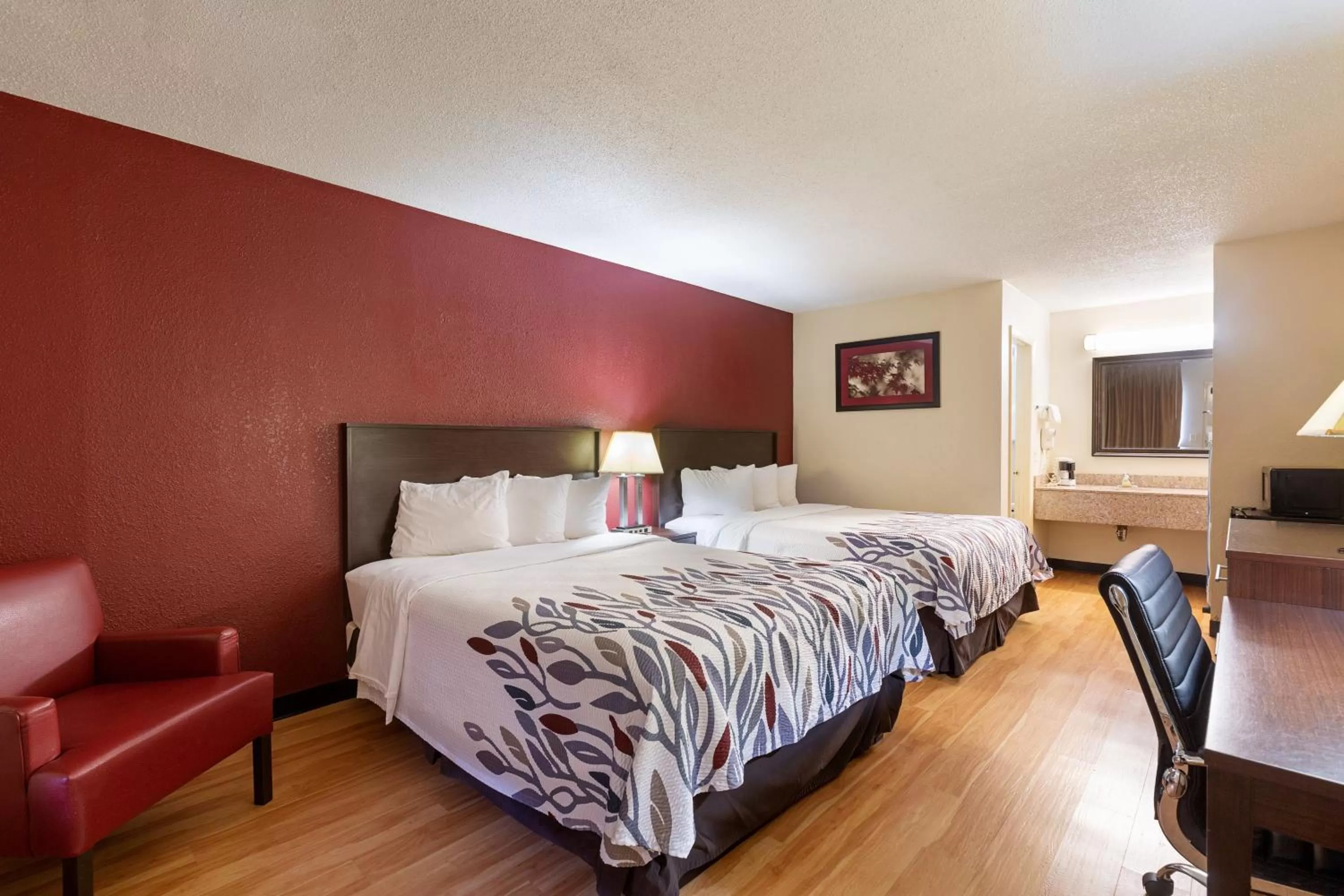  Deluxe Queen Room with Two Queen Beds - Smoking in Red Roof Inn Hardeeville