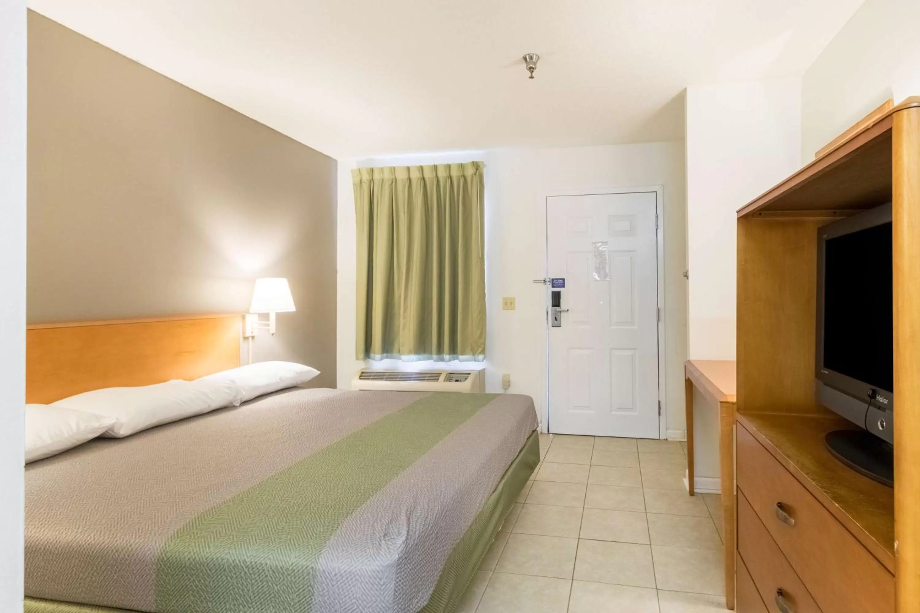 Queen Room - Disability Access - Roll in Shower in Studio 6-Statesboro, GA