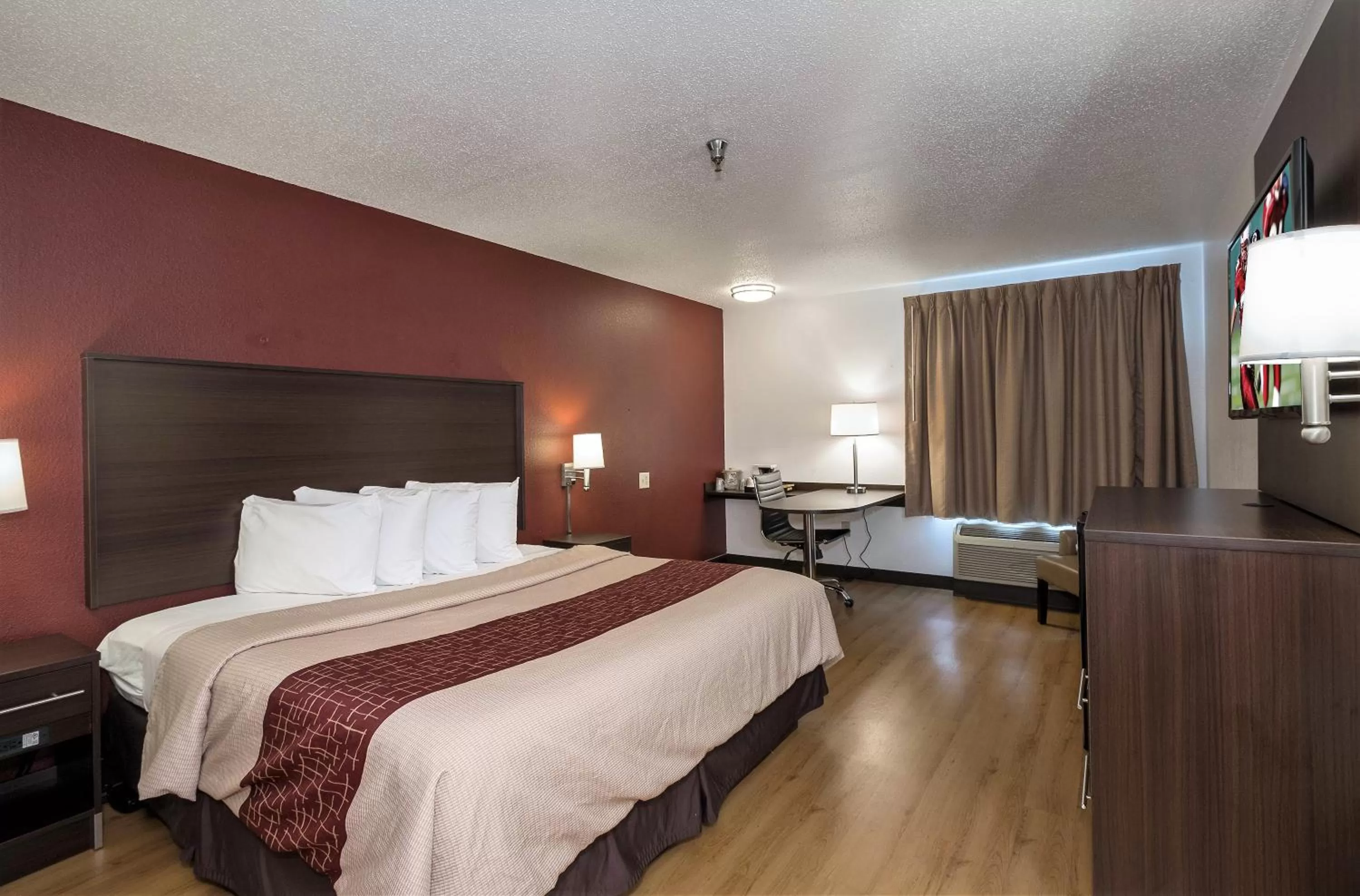 Superior King Room - Disability Access/Roll-In Shower Non-Smoking in Red Roof Inn Columbus - Hebron