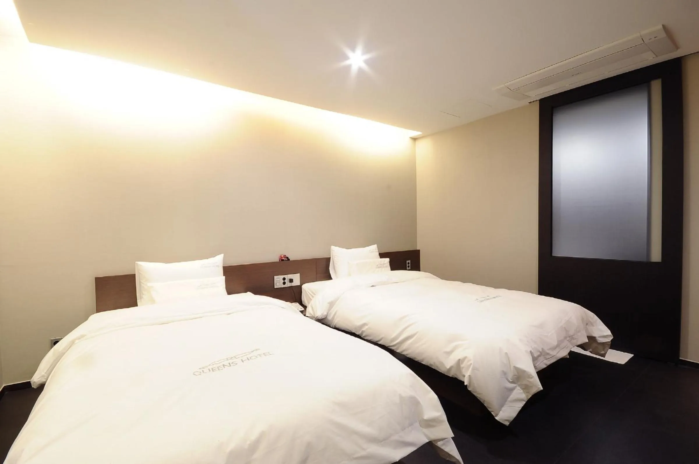 No Parking - Deluxe Twin Room (One Single + One Double) in Queens Hotel Seomyeon Busan
