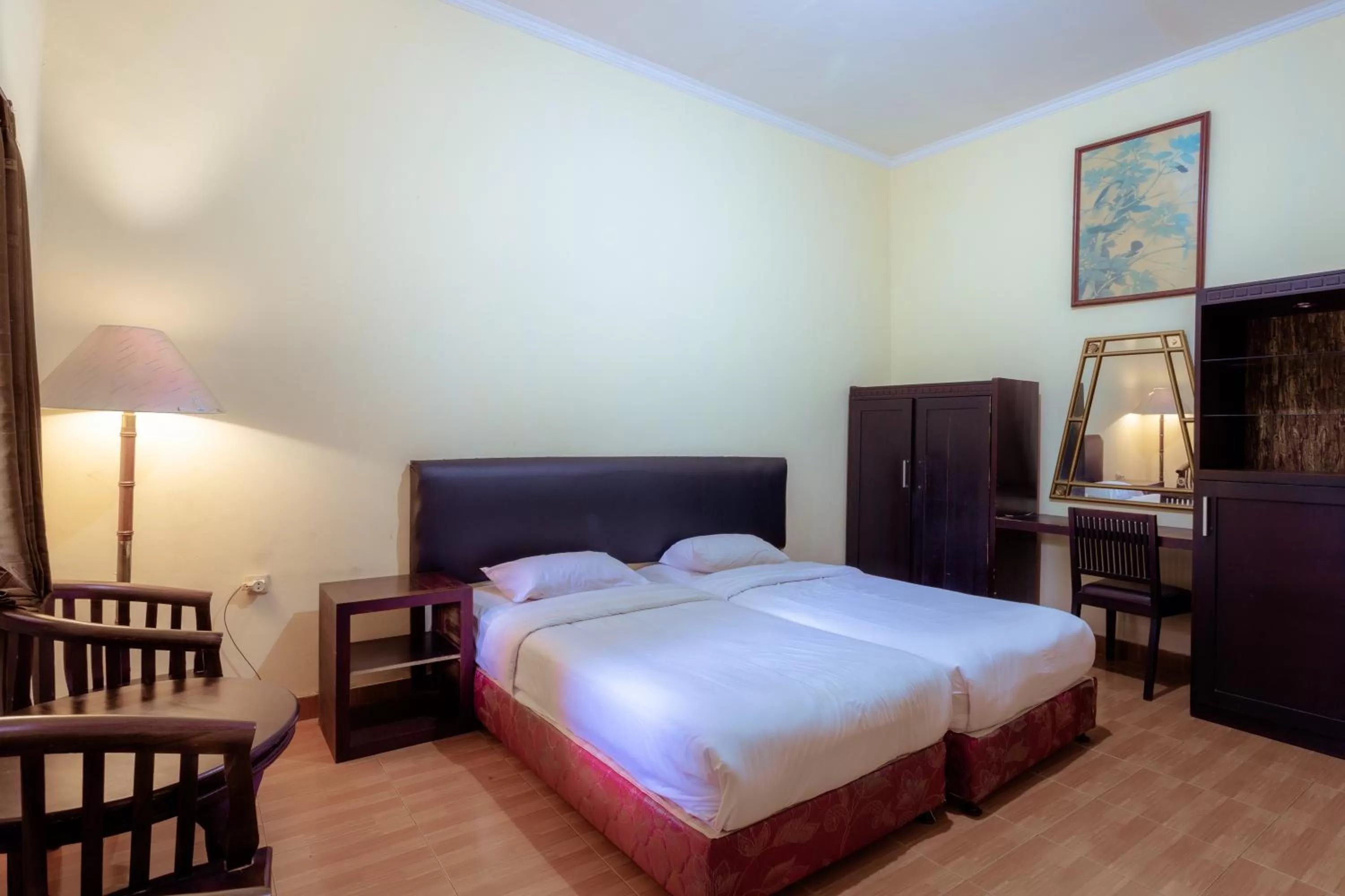 Deluxe Twin Room in Hotel Mahkota Plengkung by ecommerceloka