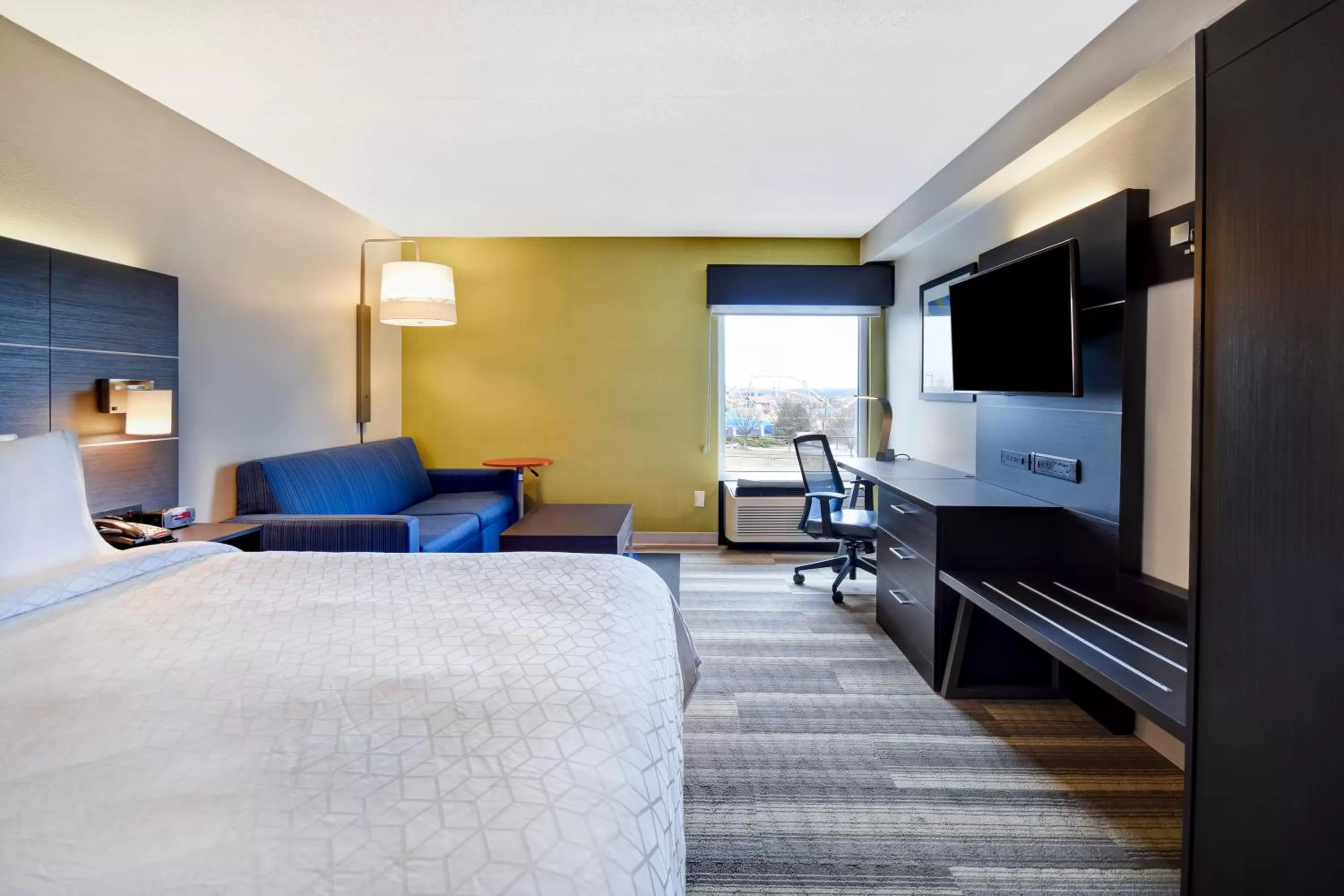 Standard King Room with Sofa Bed in Holiday Inn Express & Suites Allentown-Dorney Park Area by IHG
