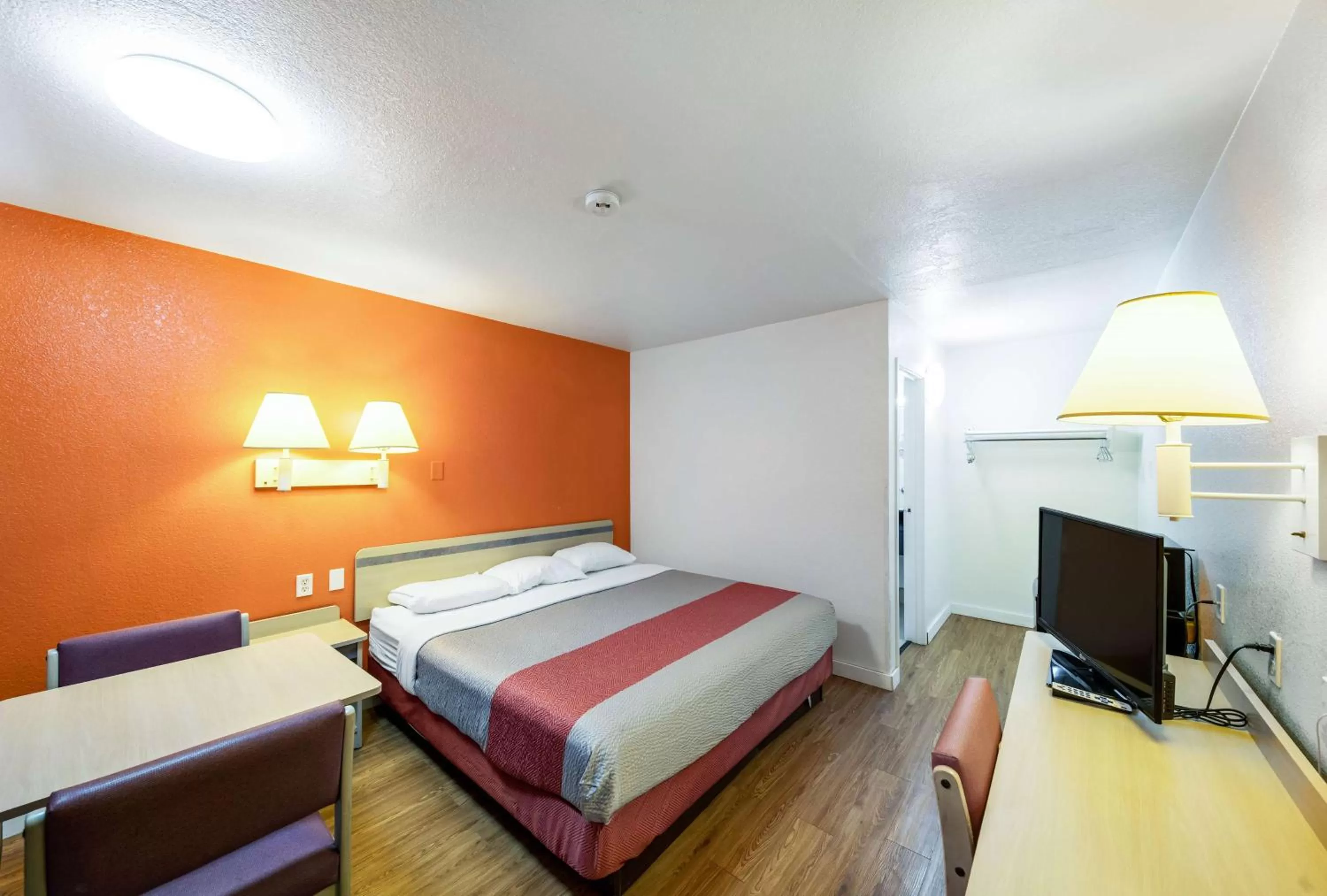 Deluxe King Room - single occupancy - Smoking in Motel 6-Greenville, TX