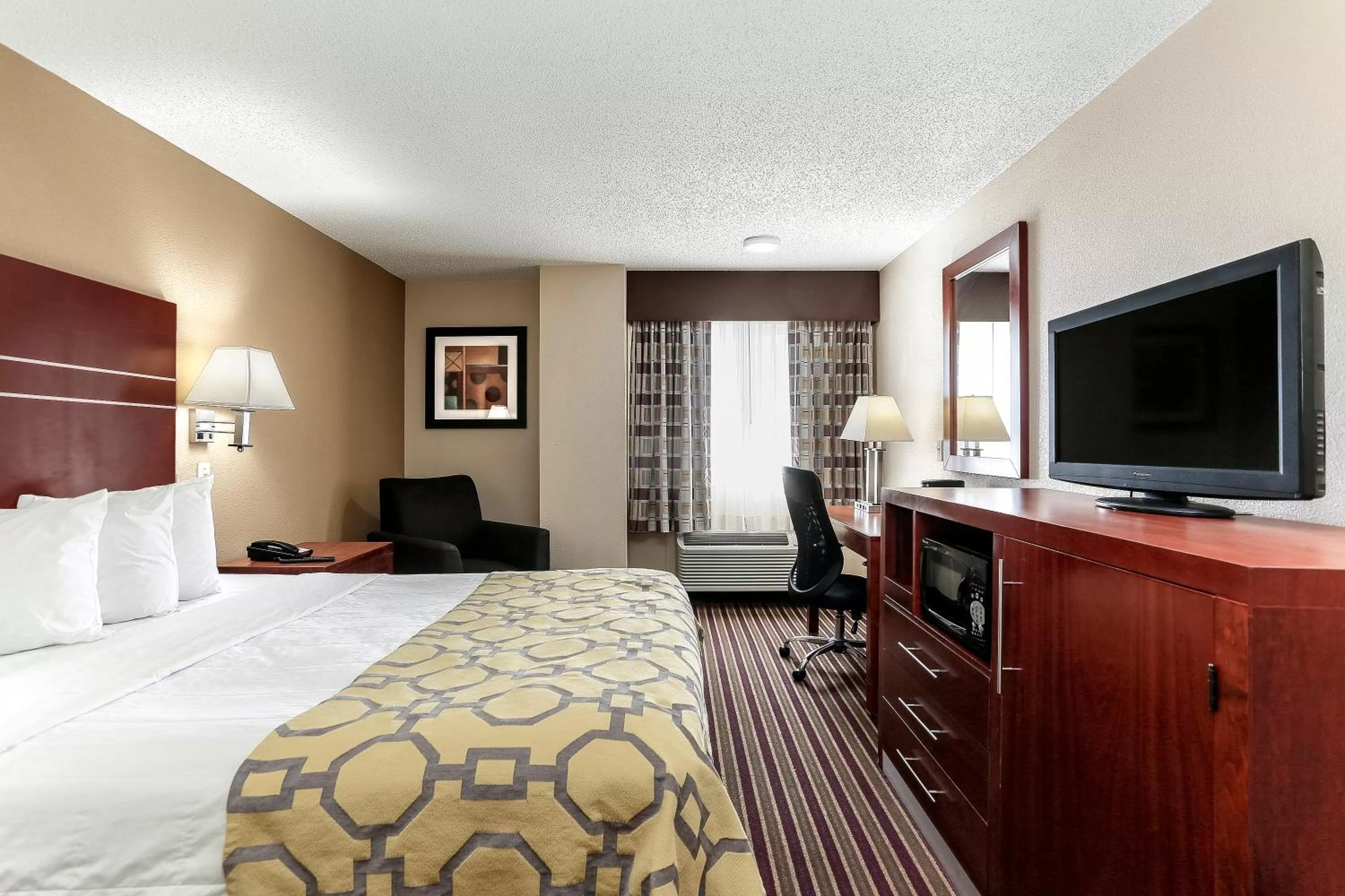 Queen Room - Non-Smoking in Baymont by Wyndham Bowling Green