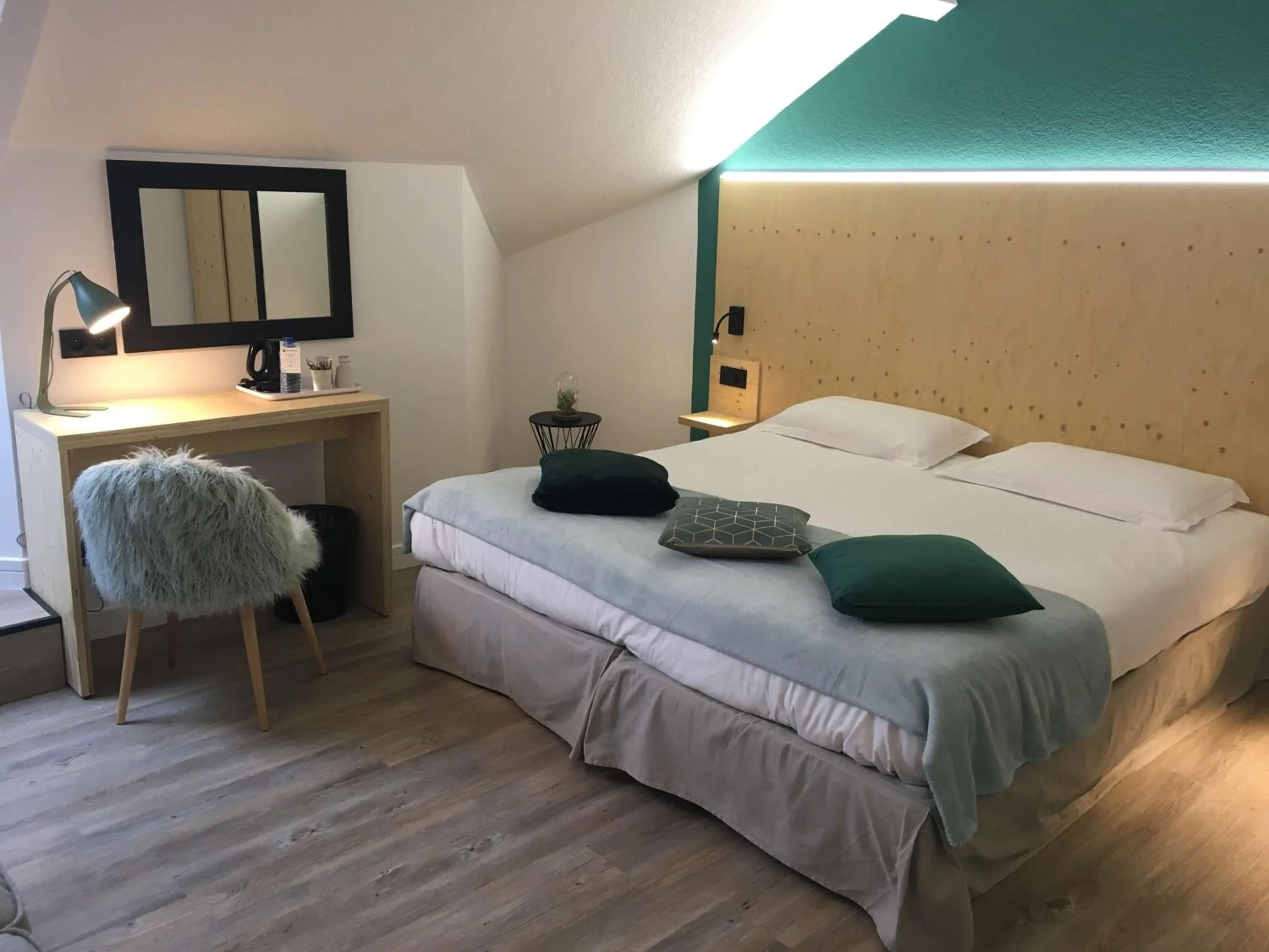 King Room with Sofa Bed in Best Western Bridge Hotel Lyon East