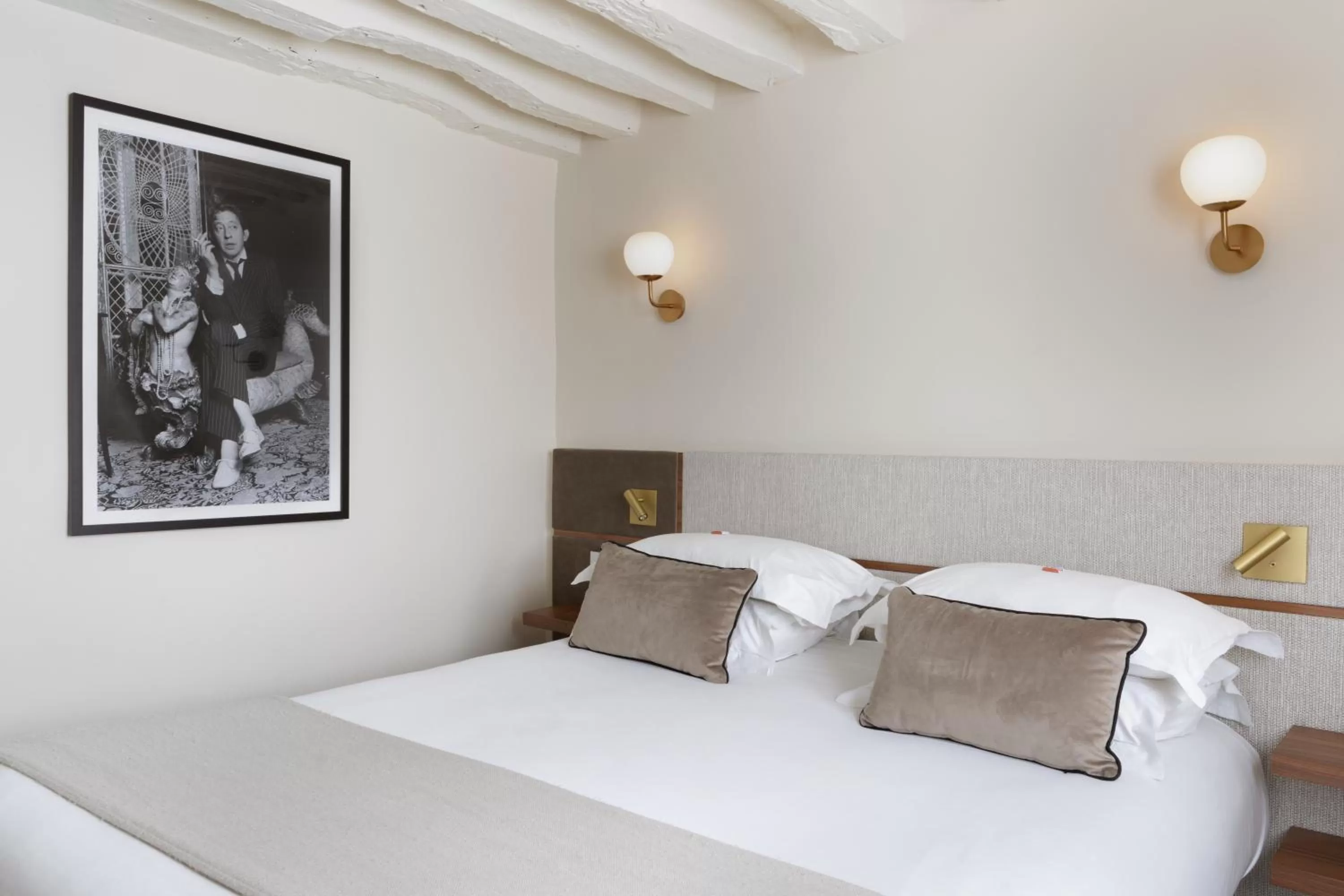 Small Double Room in Hotel Verneuil Saint Germain