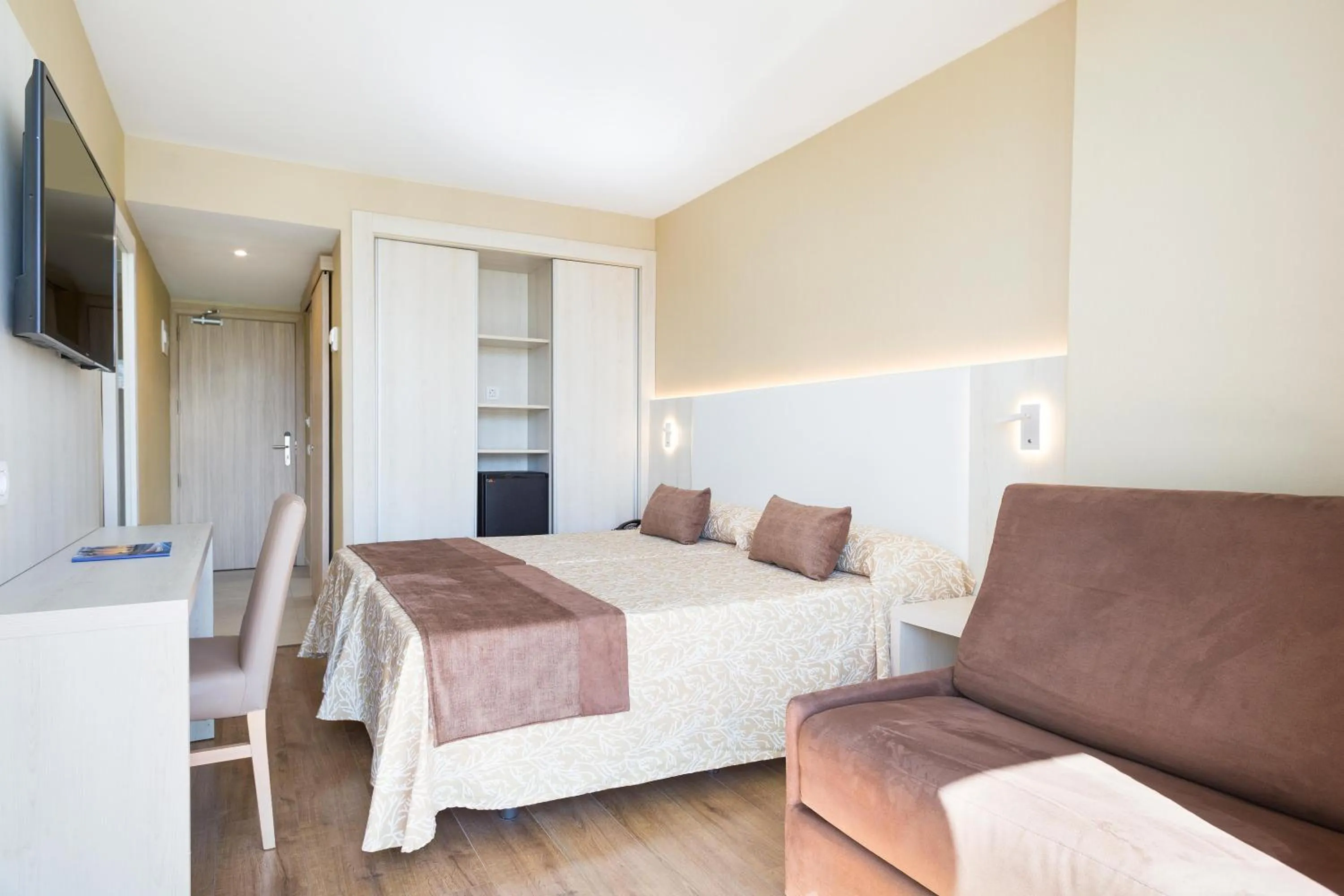 Double or Twin Room with Side Sea View in Hotel Best Maritim