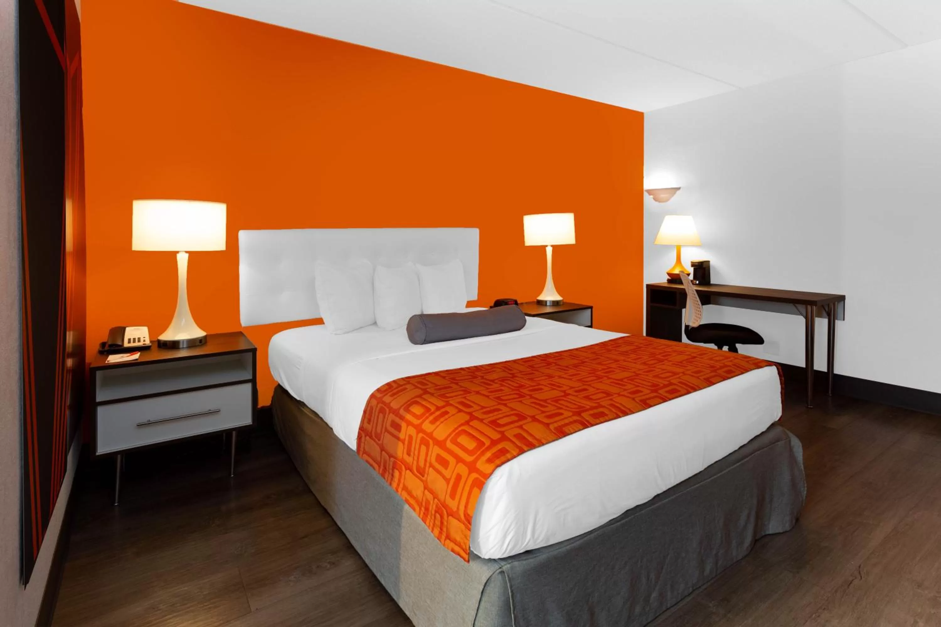 Queen Room - Non-Smoking in Howard Johnson by Wyndham Waukegan Great Lakes