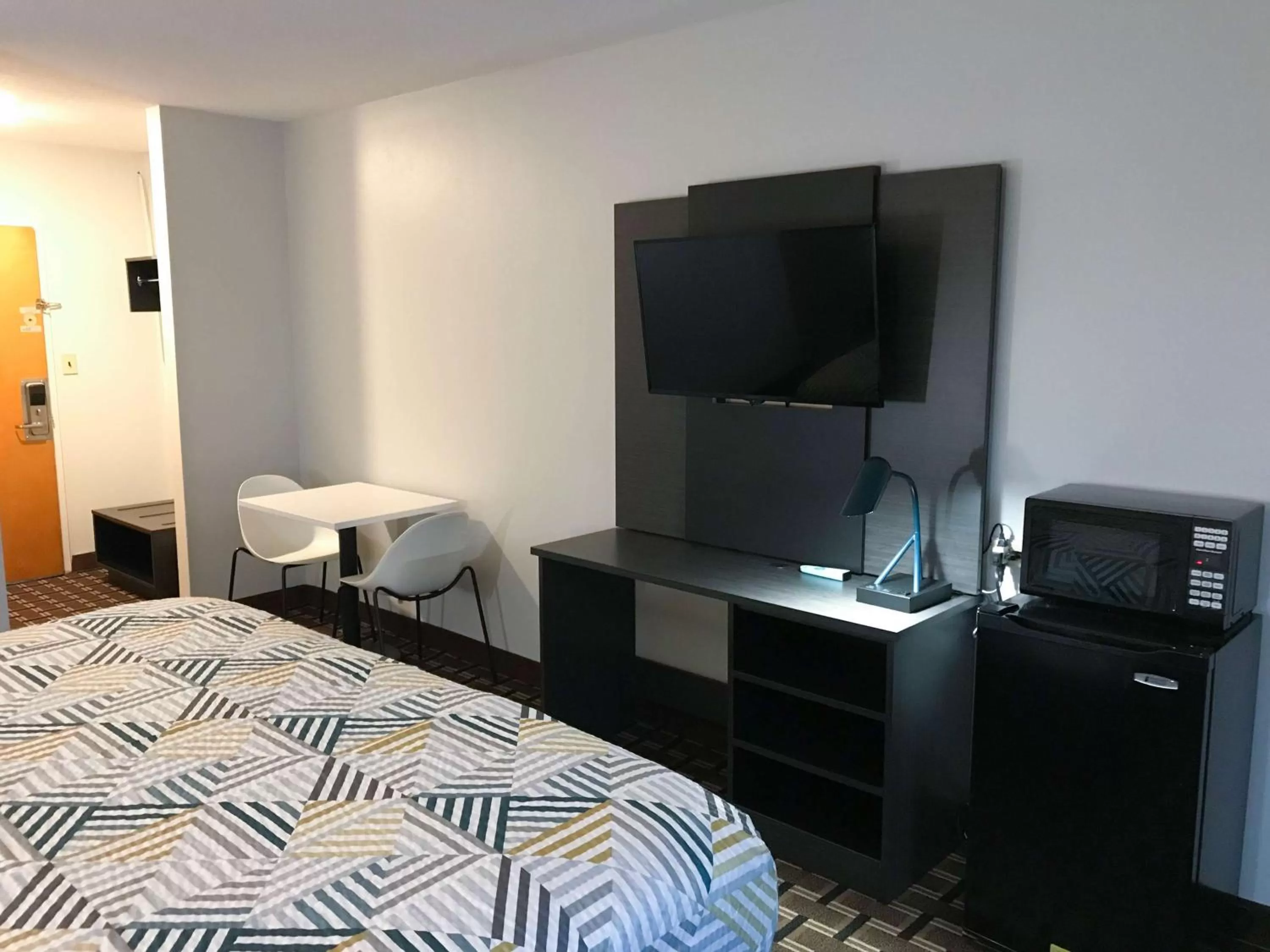 1 King Bed - Suite, Non Smoking, sofa bed in Studio 6 Suites Tupelo, MS