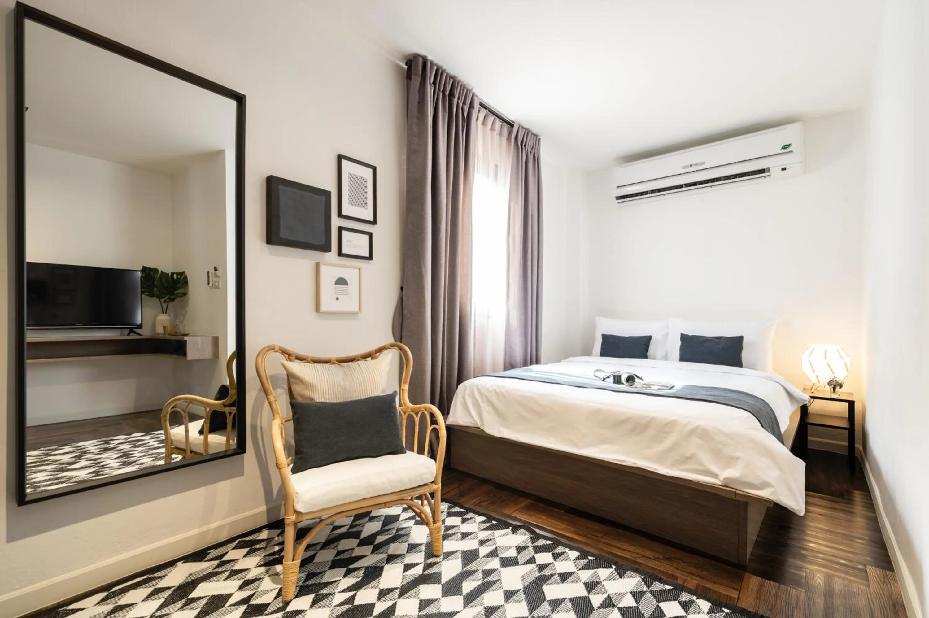 Superior Queen Room in Warm Window Silom