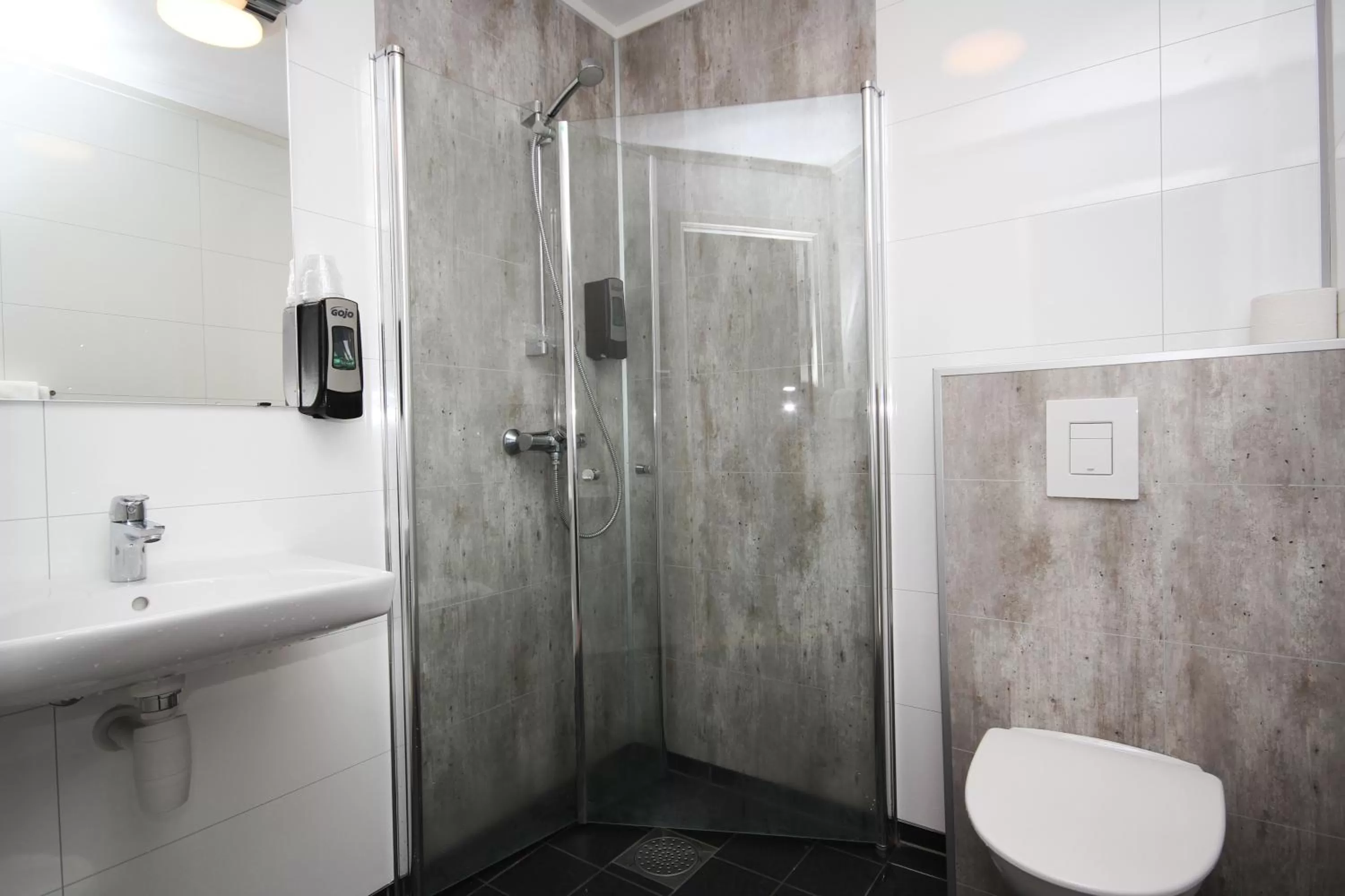 Double Room - single occupancy - Disability Access in Napoli Resturant & Hotell AS