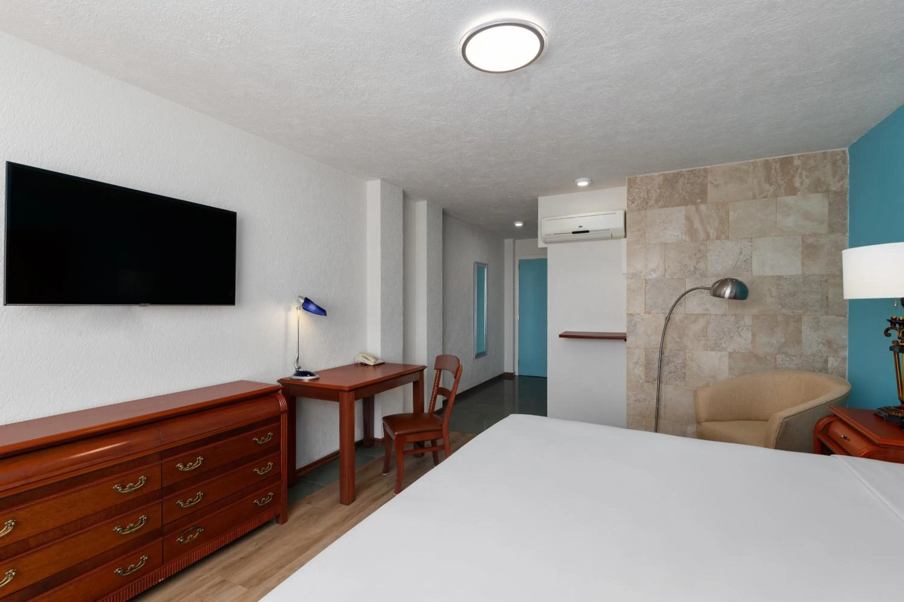 Superior King Room - Non-Smoking in Howard Johnson by Wyndham Toluca