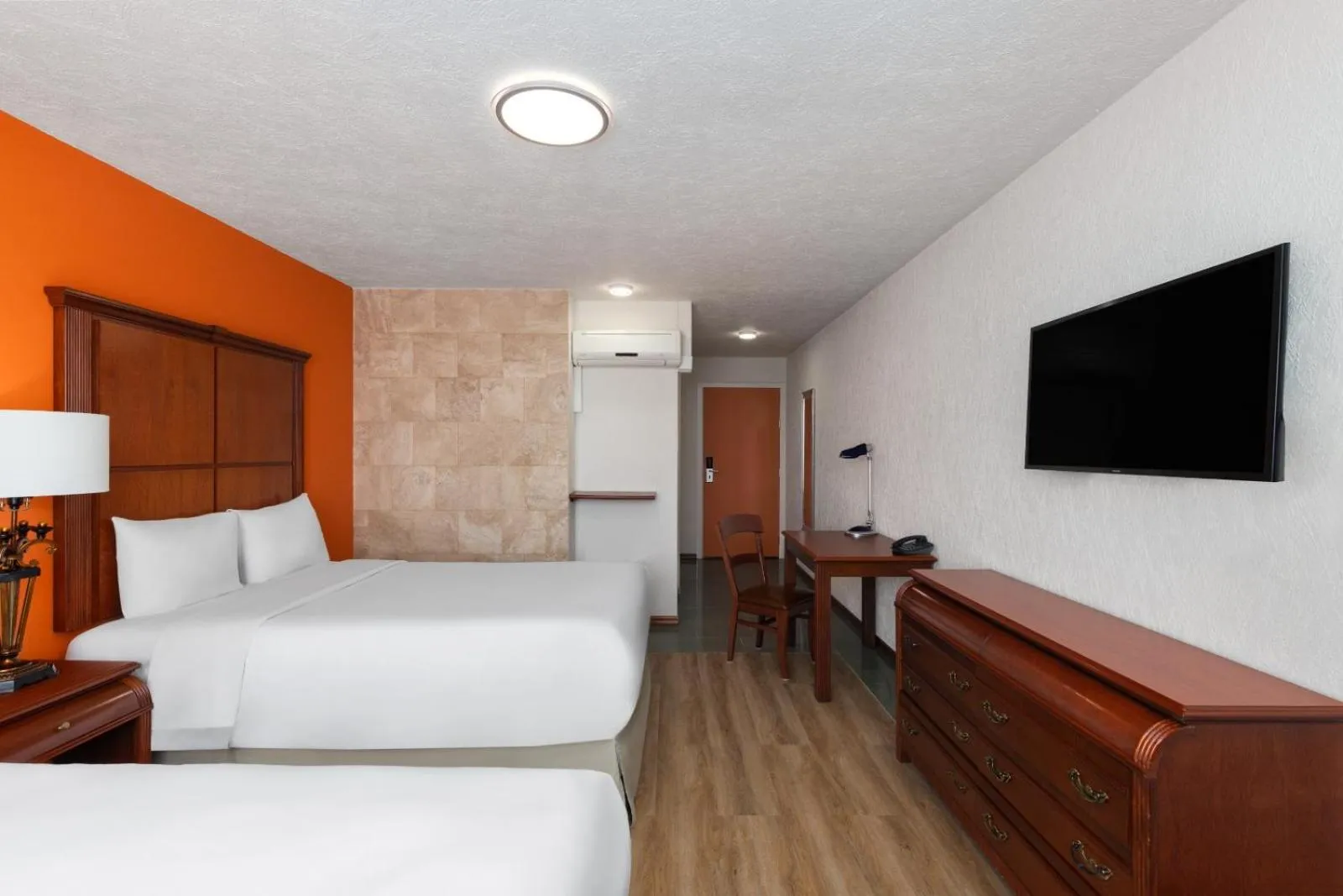 Mobility Accessible Room with One Queen Bed, One Single Bed, Non-Smoking in Howard Johnson by Wyndham Toluca