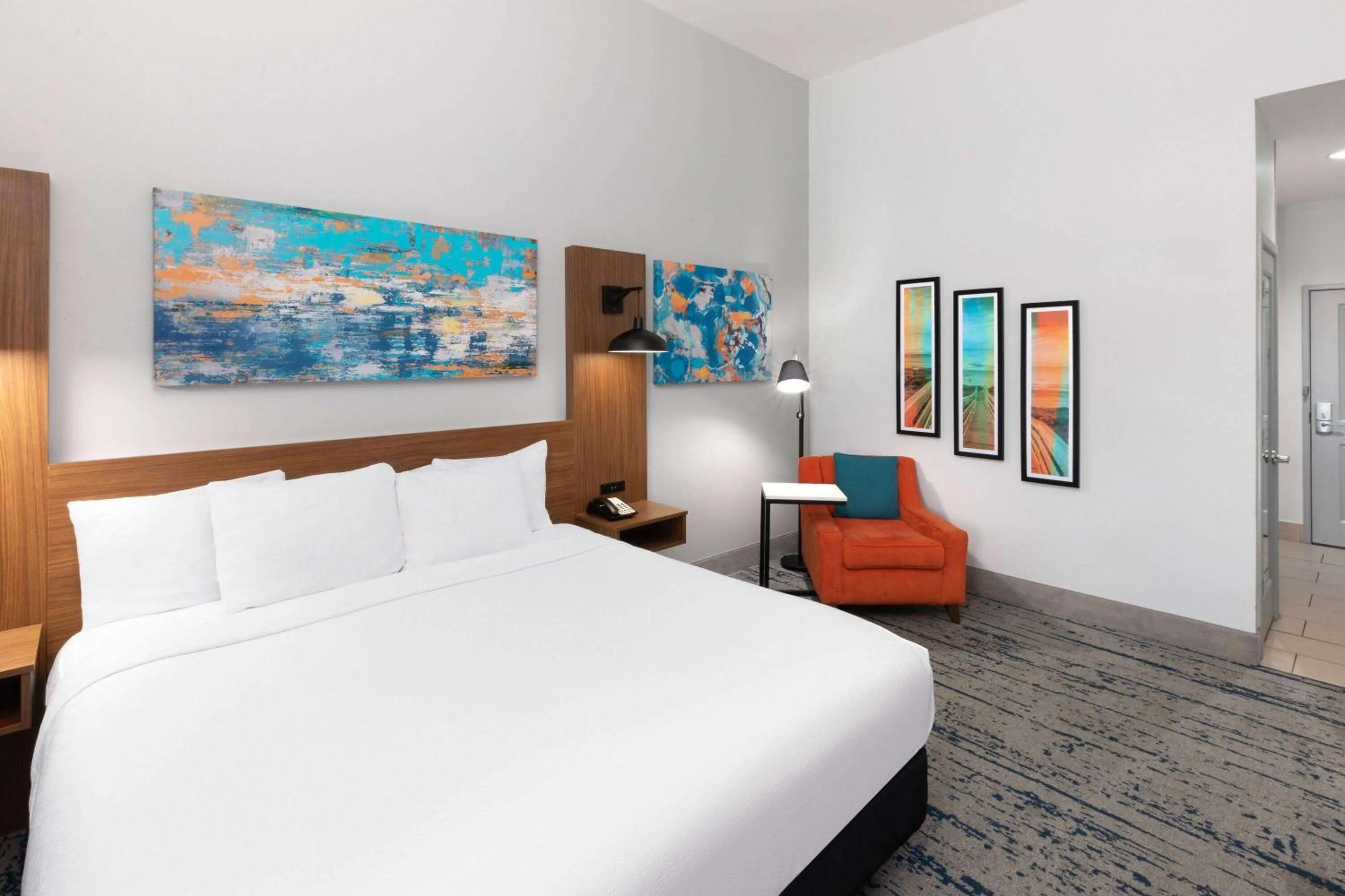 King Room with Roll-In Shower - Mobility Access/Non-Smoking in La Quinta by Wyndham Rockport - Fulton