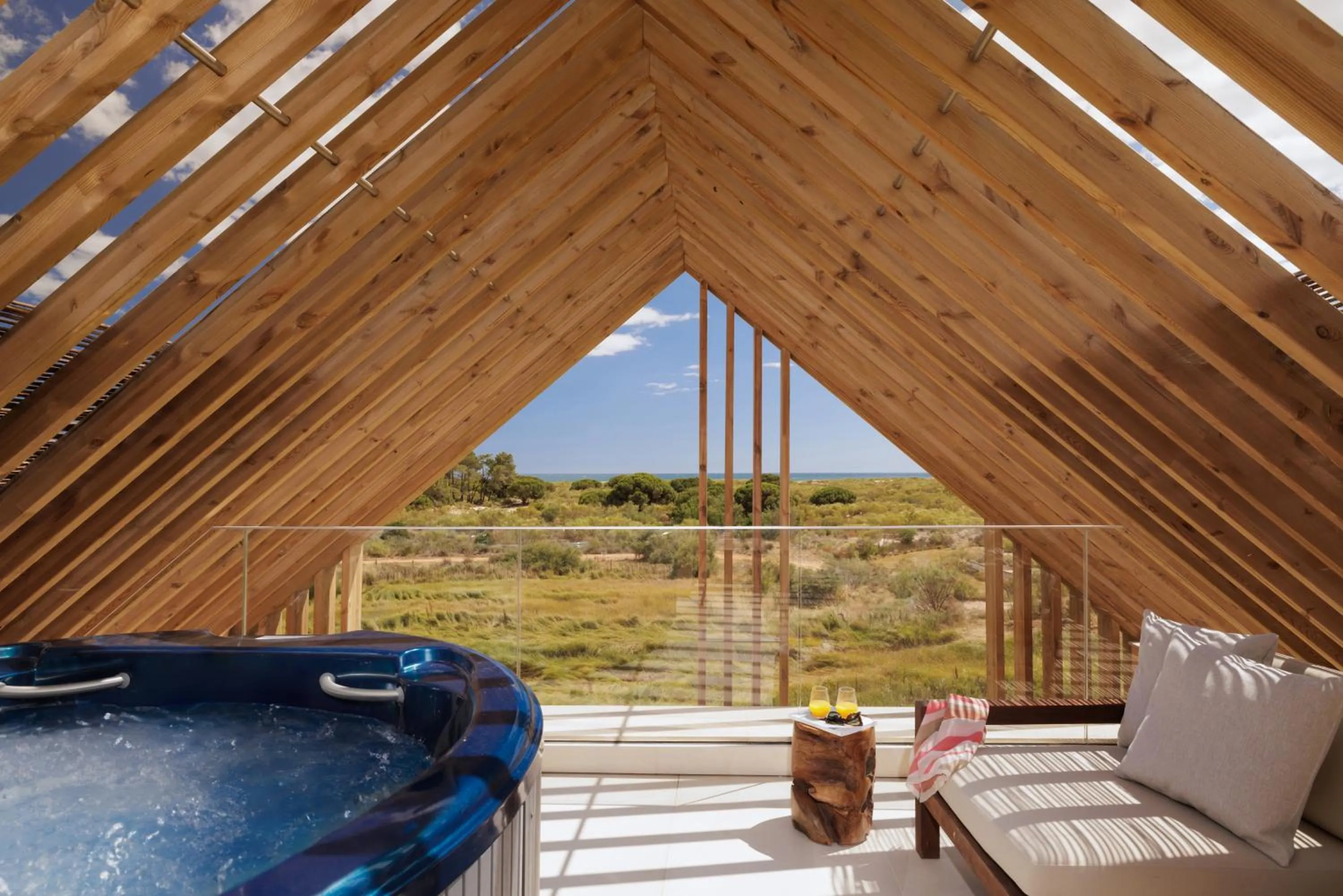 Three-Bedroom Townhouse Rooftop Jacuzzi in Verdelago Resort