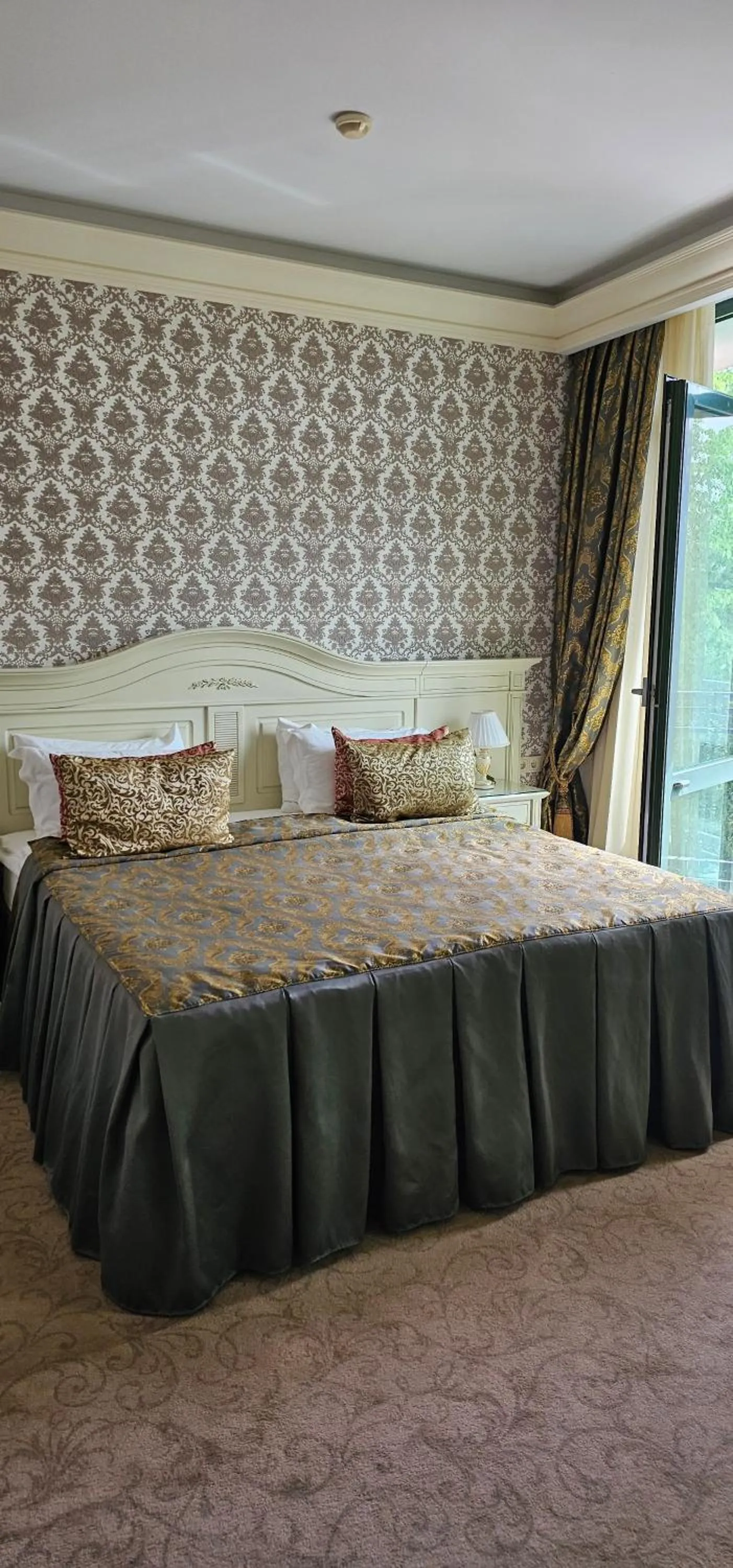 Large Double Room in Savoy Hotel