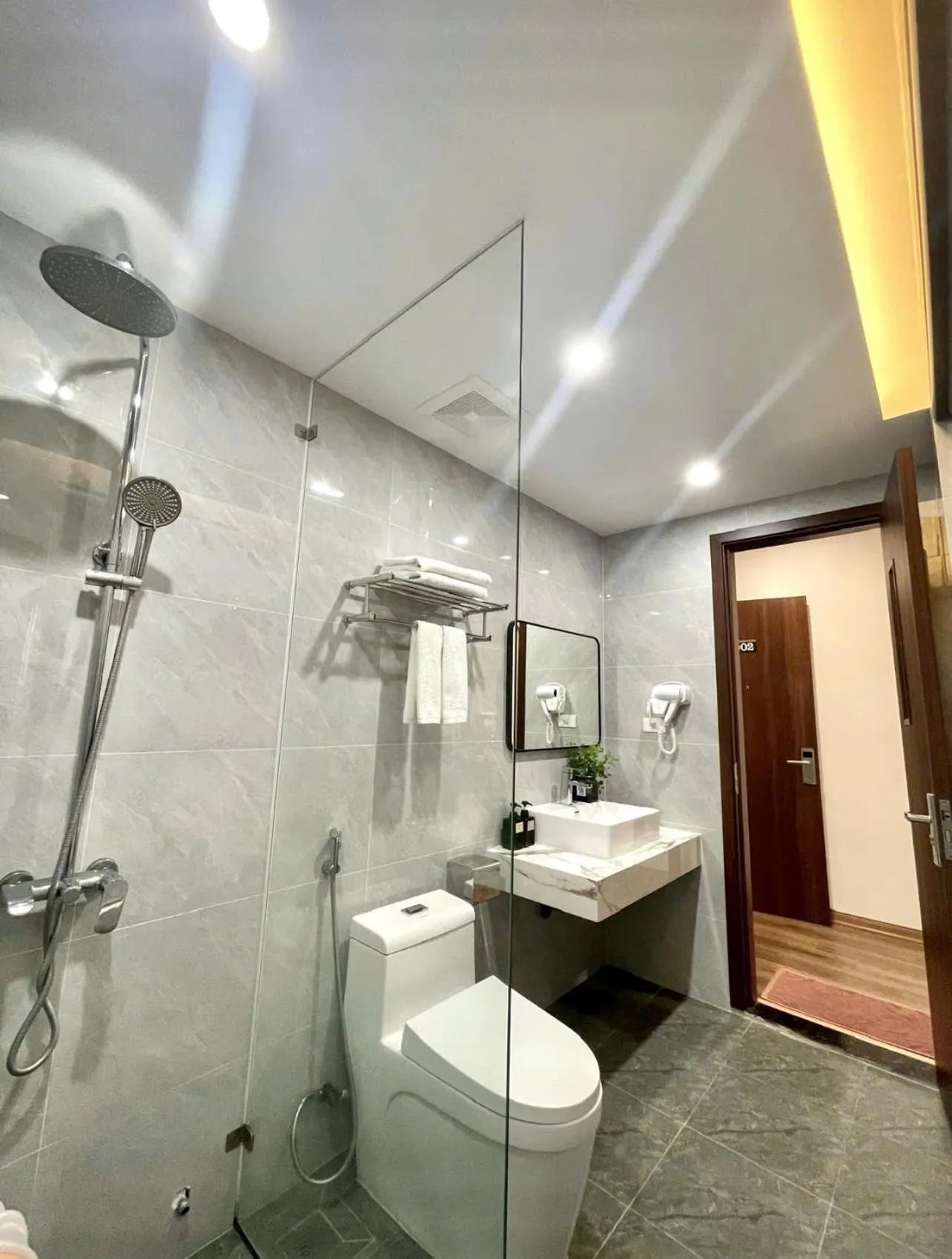 Deluxe Queen Room with Two Queen Beds in Central Halong Hotel