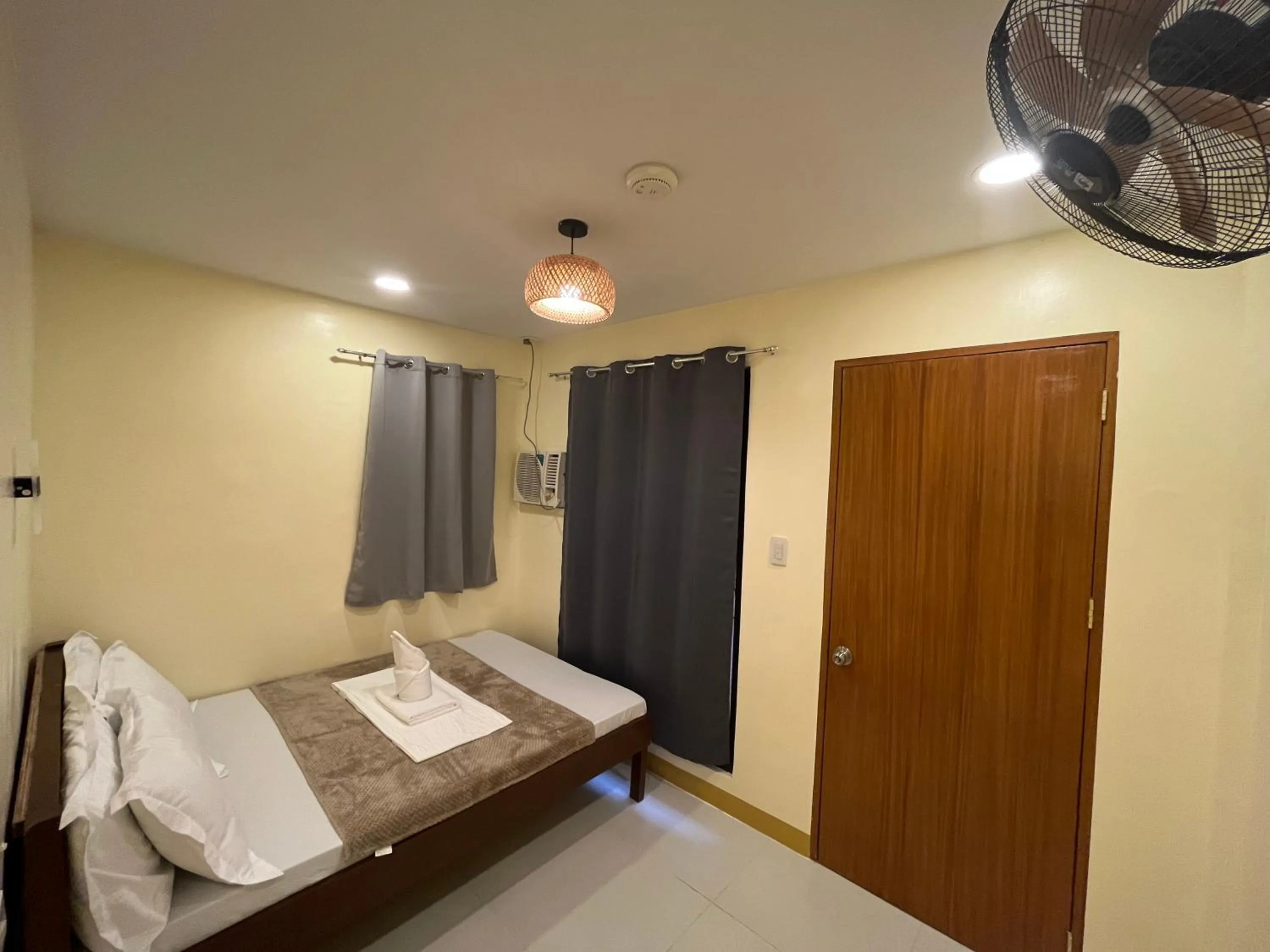 Deluxe Queen Room in Zuric Pension House