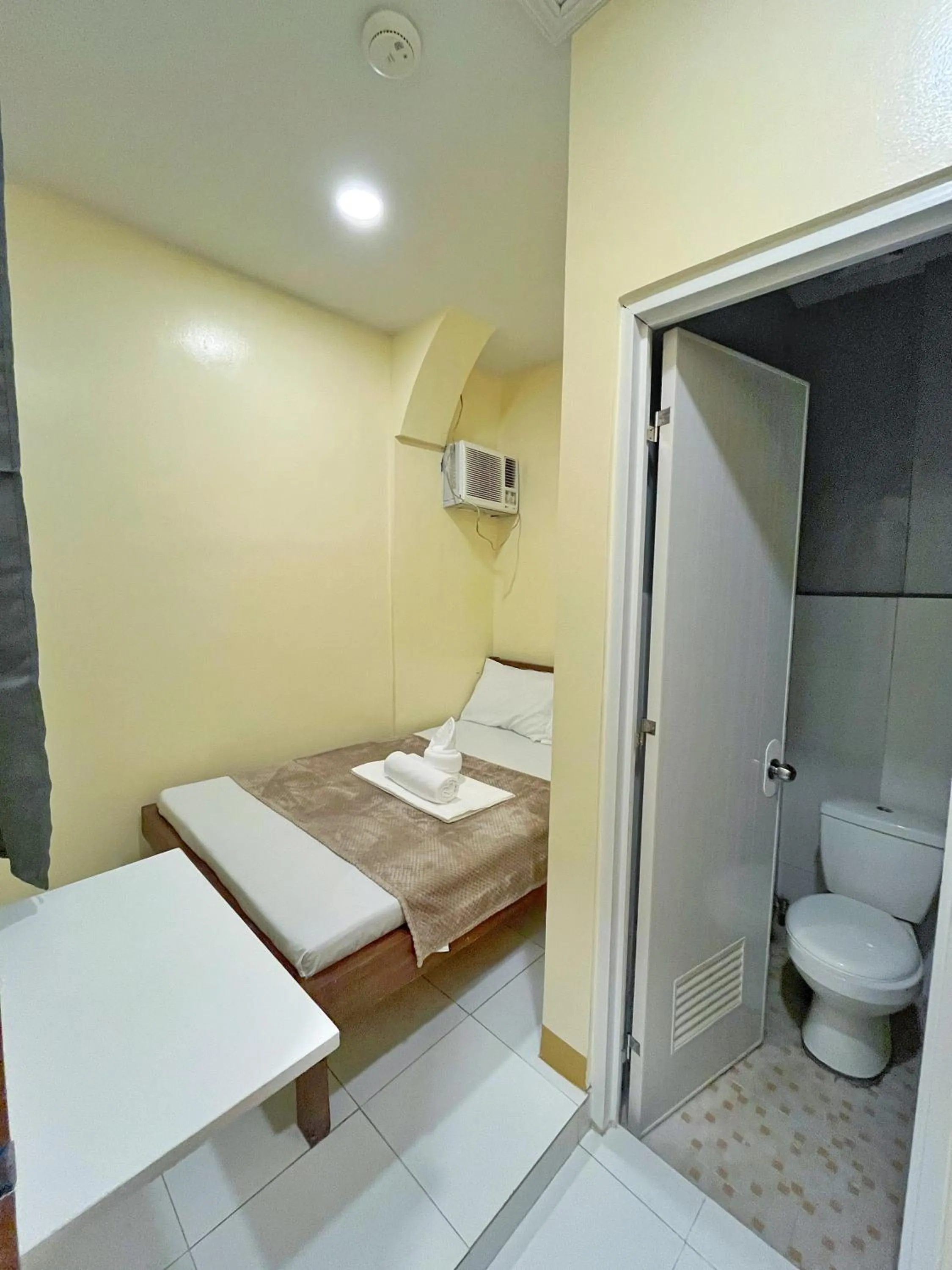 Small Double Room in Zuric Pension House