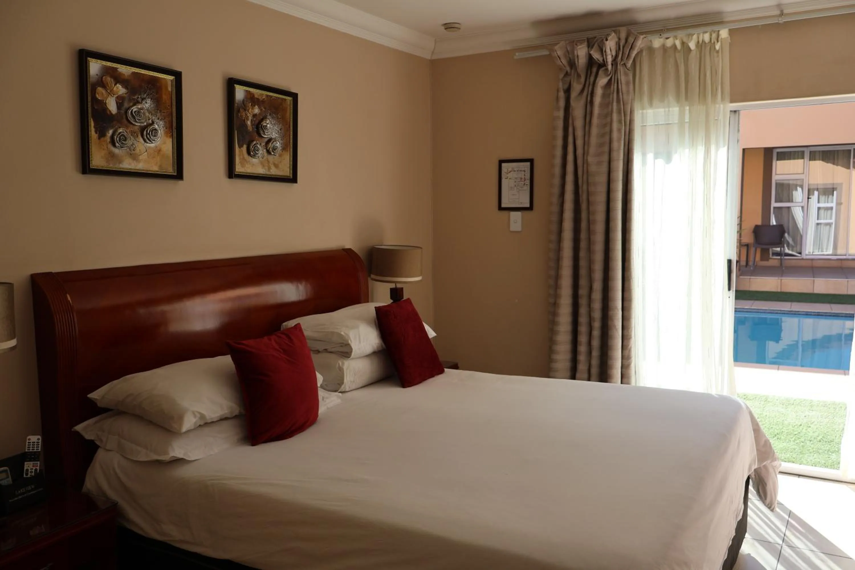 Luxury King Room - single occupancy in Lakeview Boutique Hotel & Conference Center