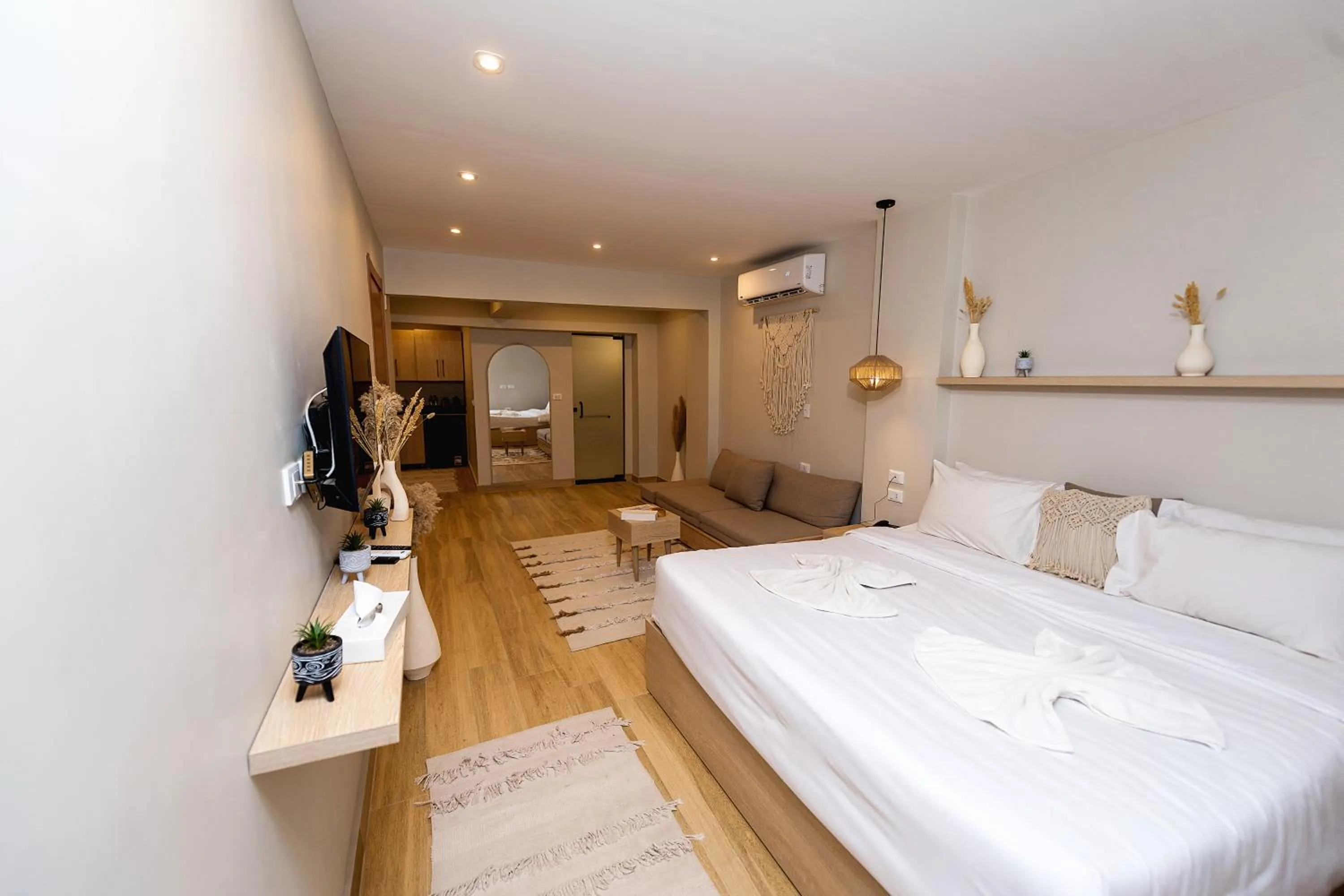 Luxury Studio Suite panoramic Front Pyramids & Sphinx view With Terrace in The Gate Hotel Front Pyramids & Sphinx View