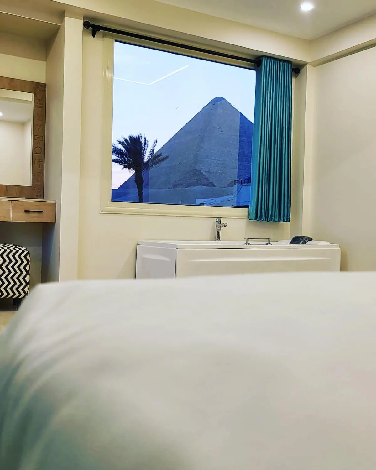 Executive Suite Panoramic Front Pyramids & Sphinx view in The Gate Hotel Front Pyramids & Sphinx View