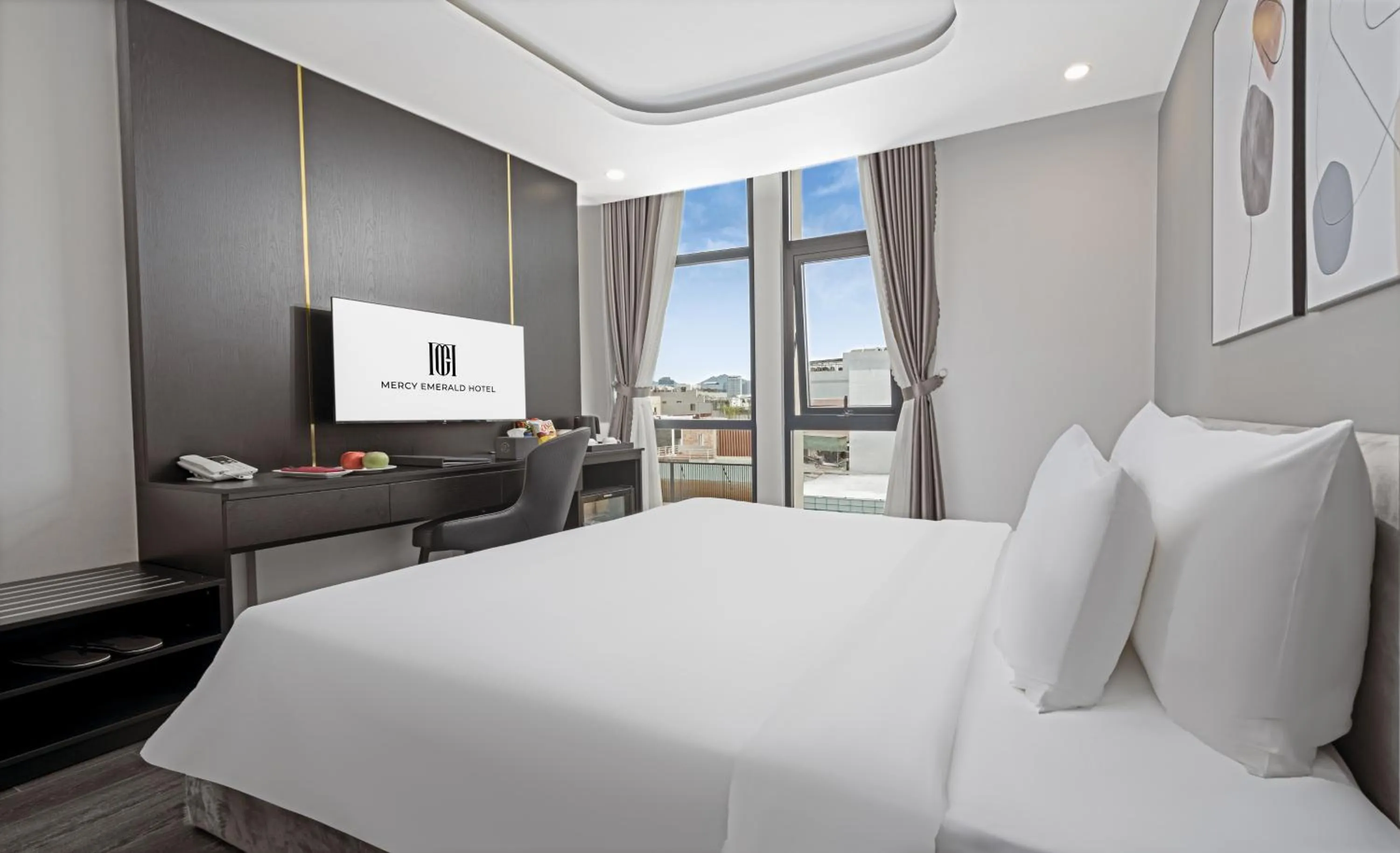 Deluxe Queen Room in Mercy Emerald Hotel