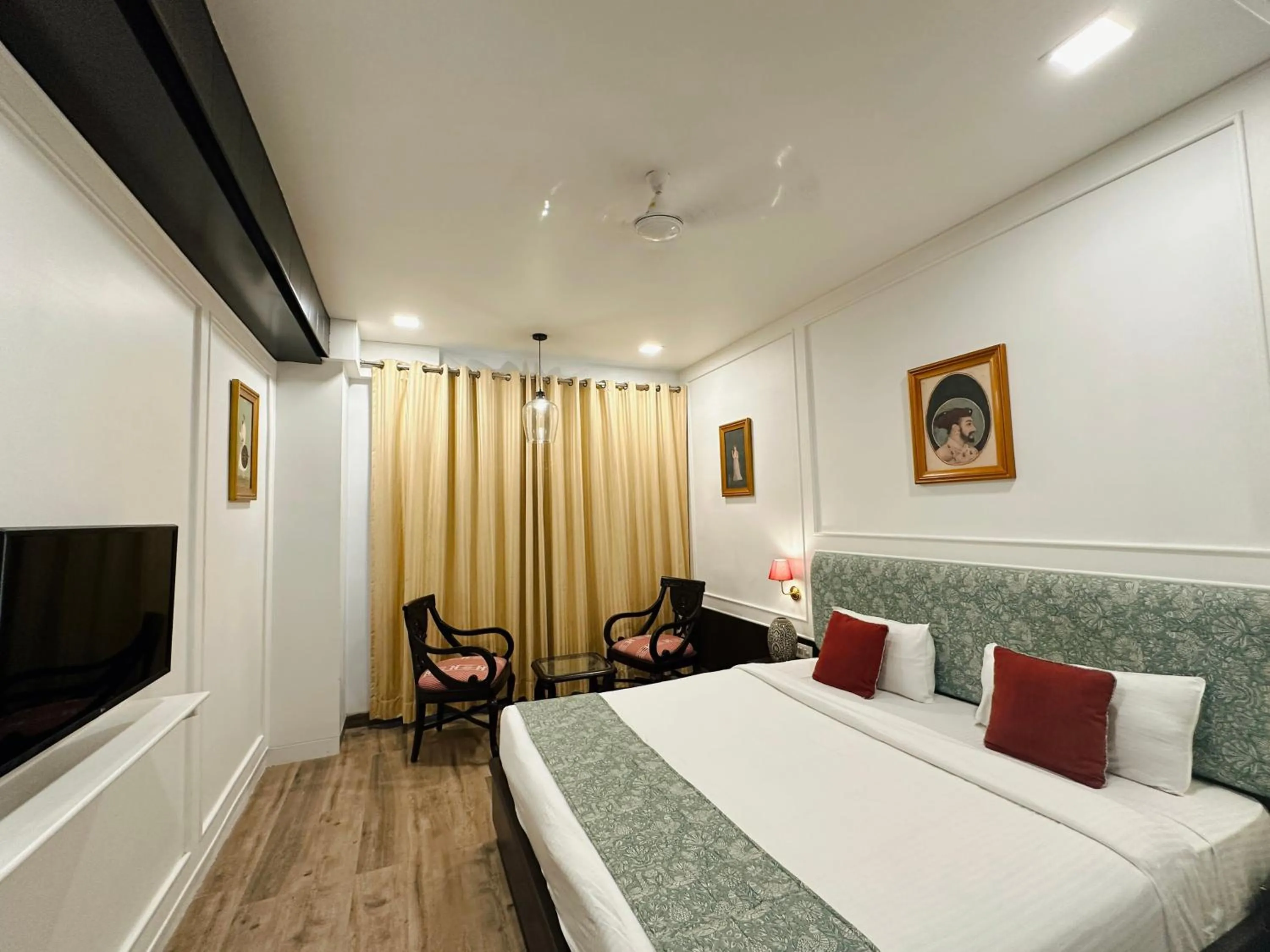 Deluxe Double Room in Hotel Atulyaa Taj