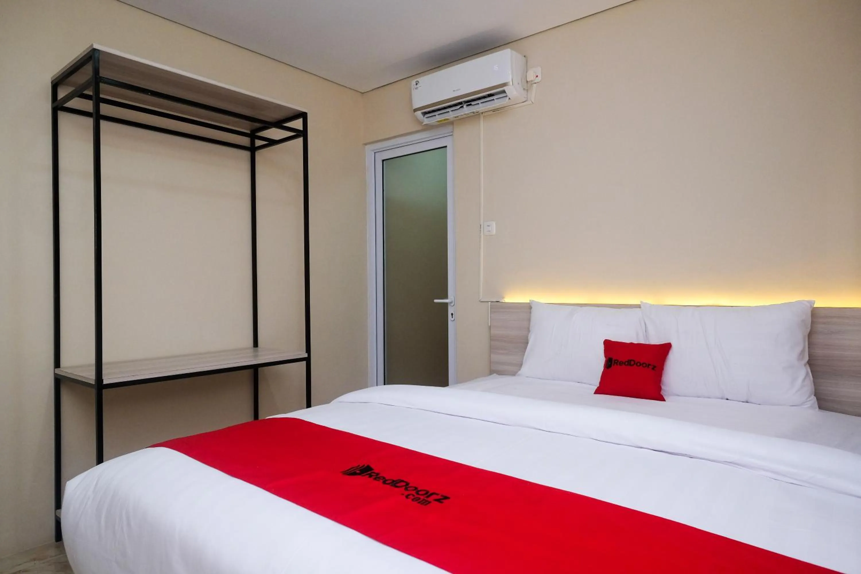 Double Room in RedDoorz Plus near RS JIH Solo
