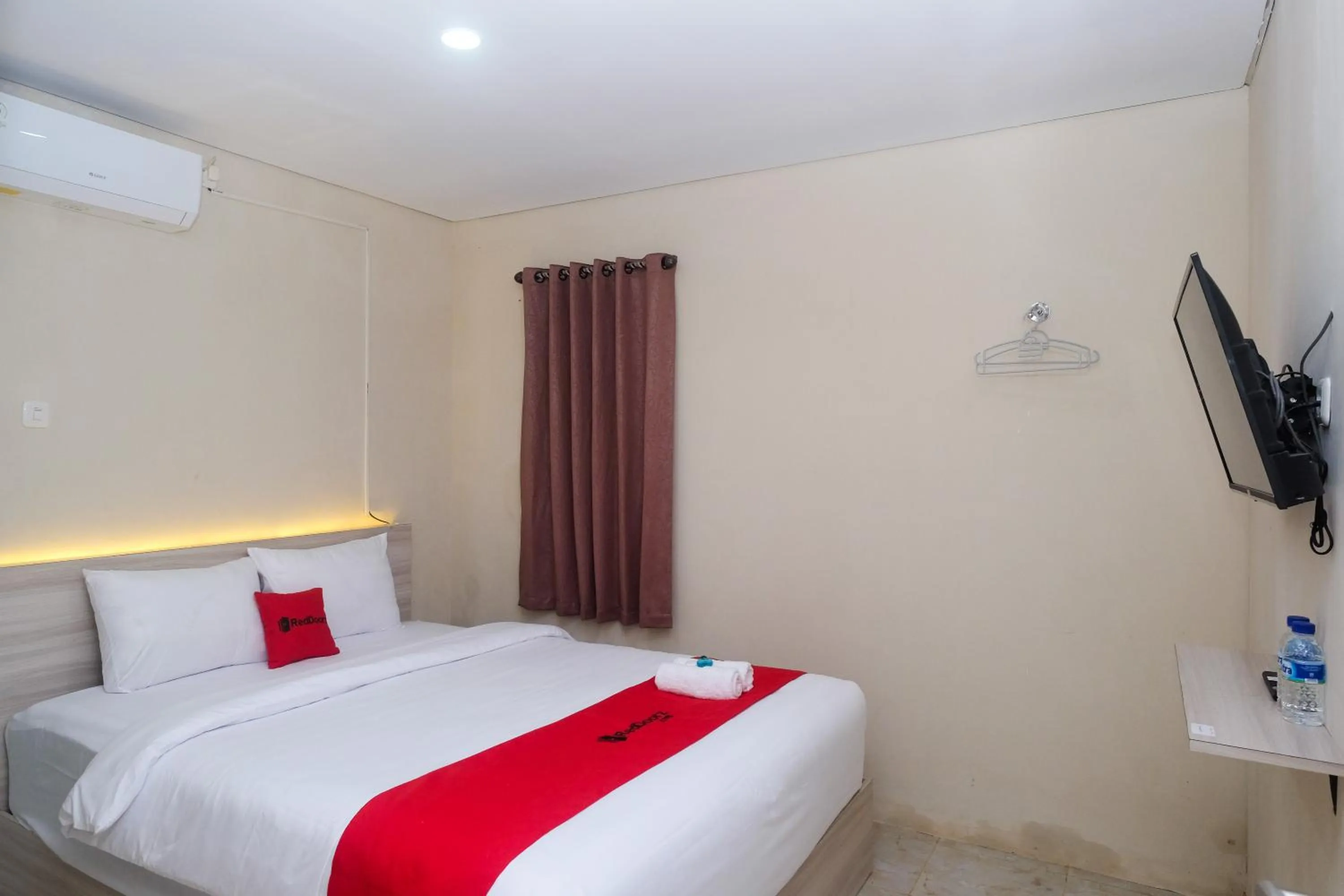 Deluxe Room in RedDoorz Plus near RS JIH Solo