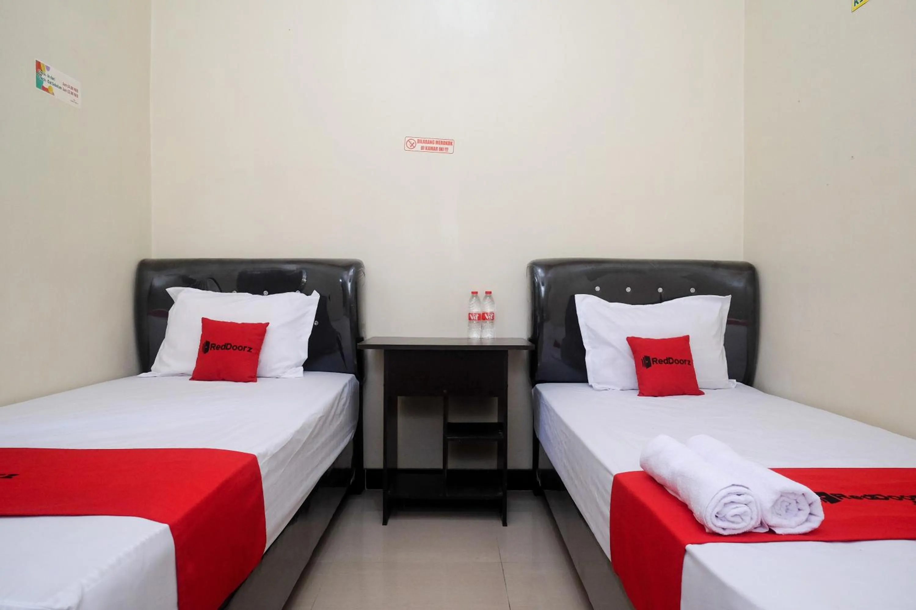 Standard Twin Room in RedDoorz Syariah near Exit Toll Palur