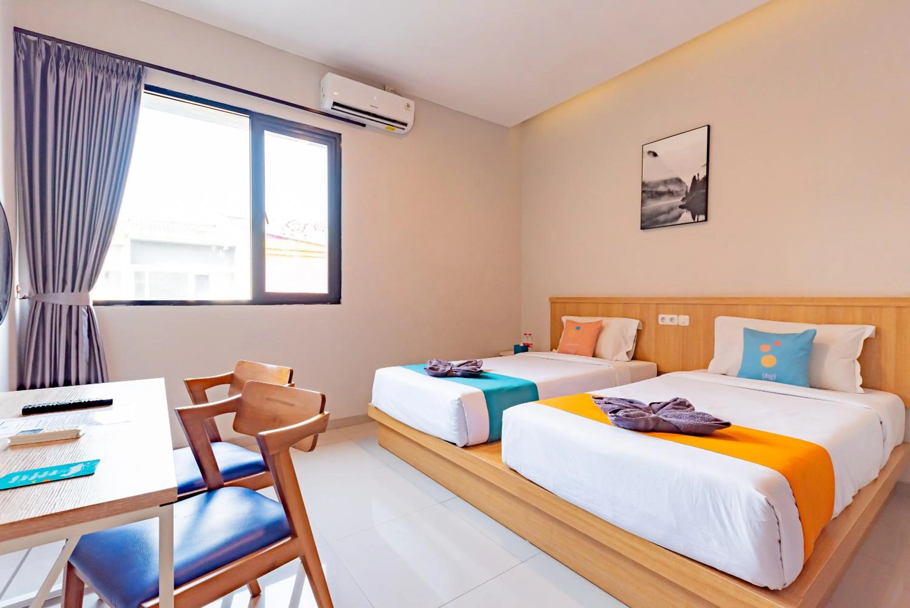 Deluxe Twin Room in Sans Hotel Bobosini Malang by RedDoorz