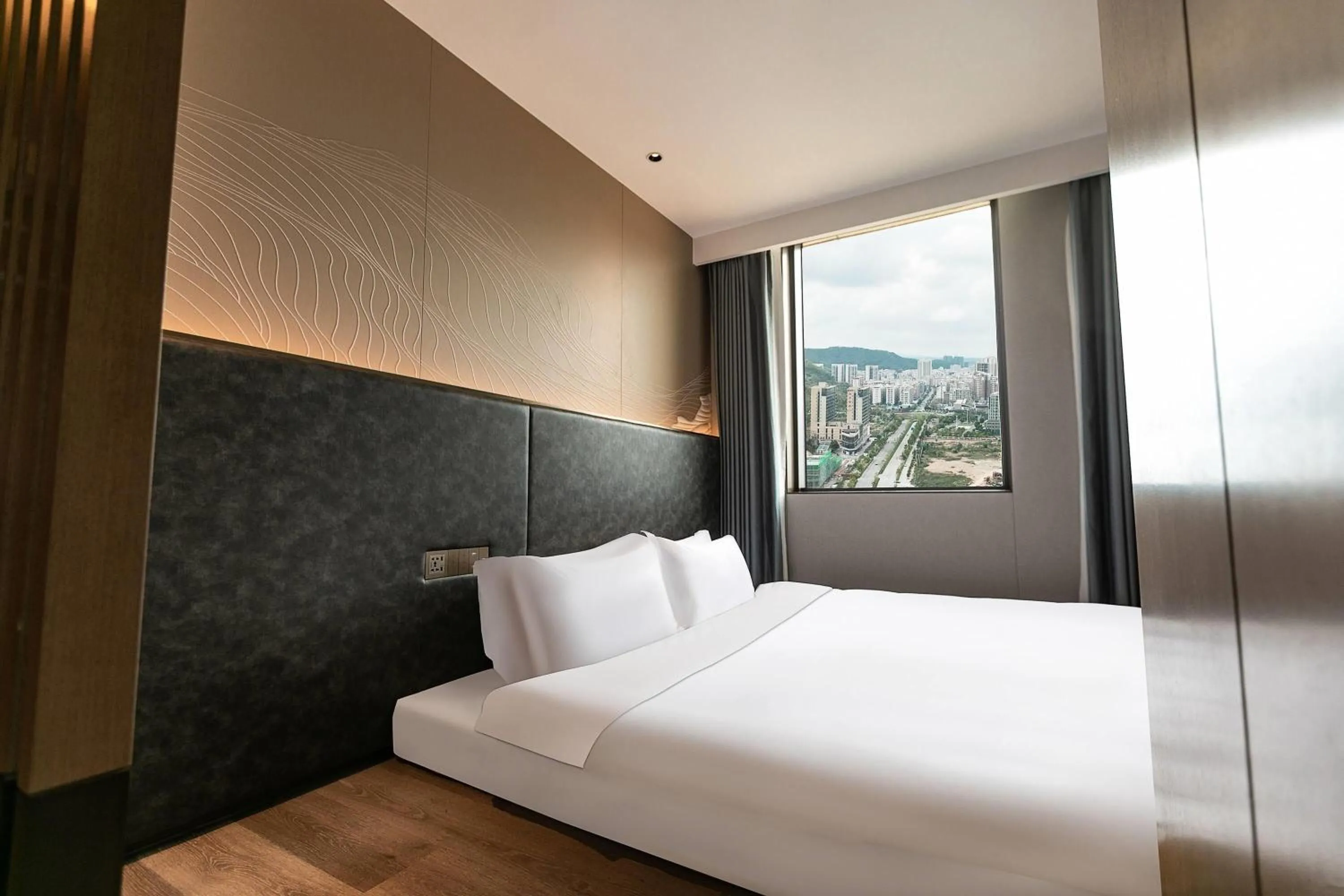 Deluxe King Room in Wyndham Garden Gaozhou