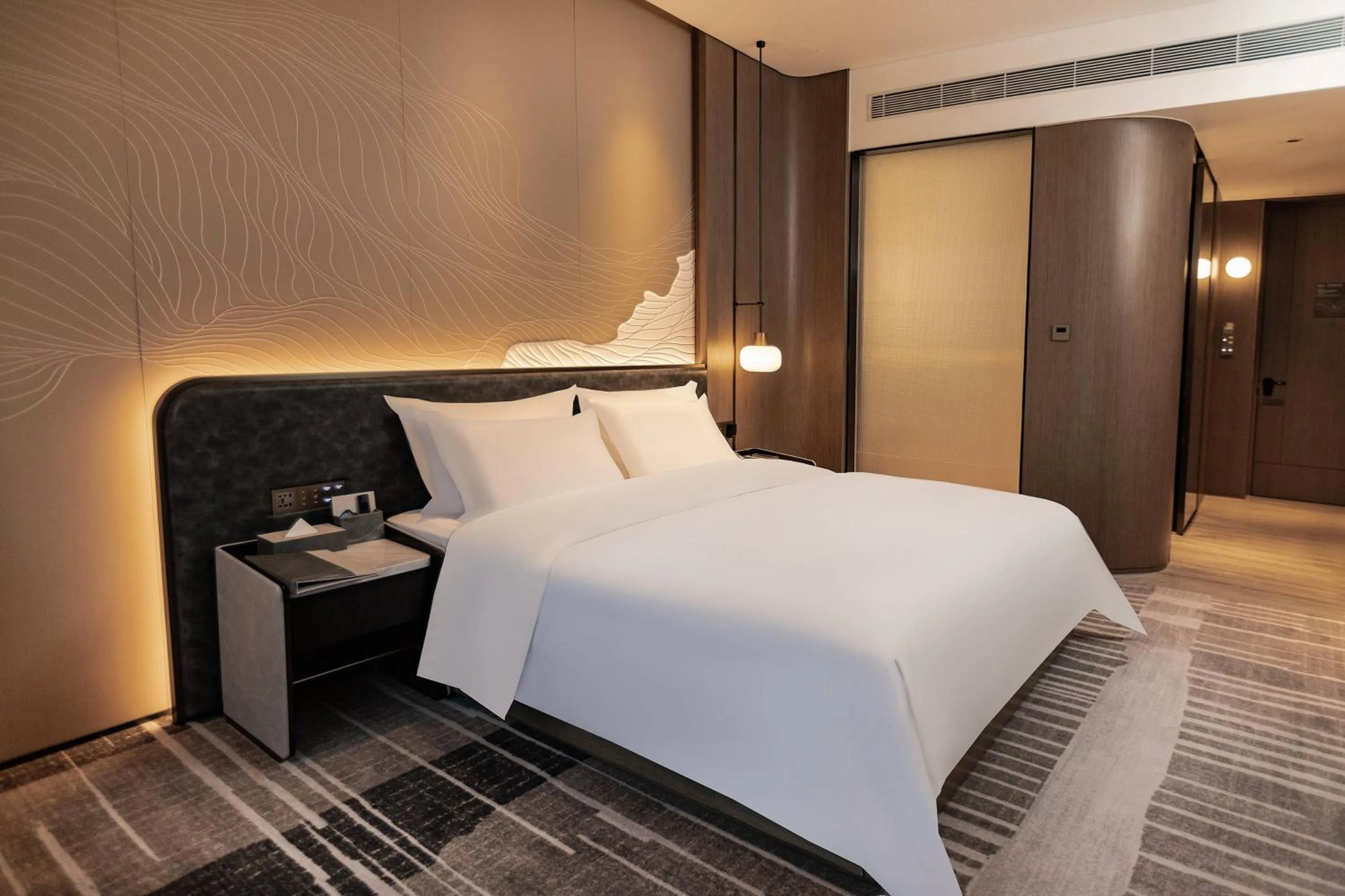 Business King Room with Mountain Room in Wyndham Garden Gaozhou