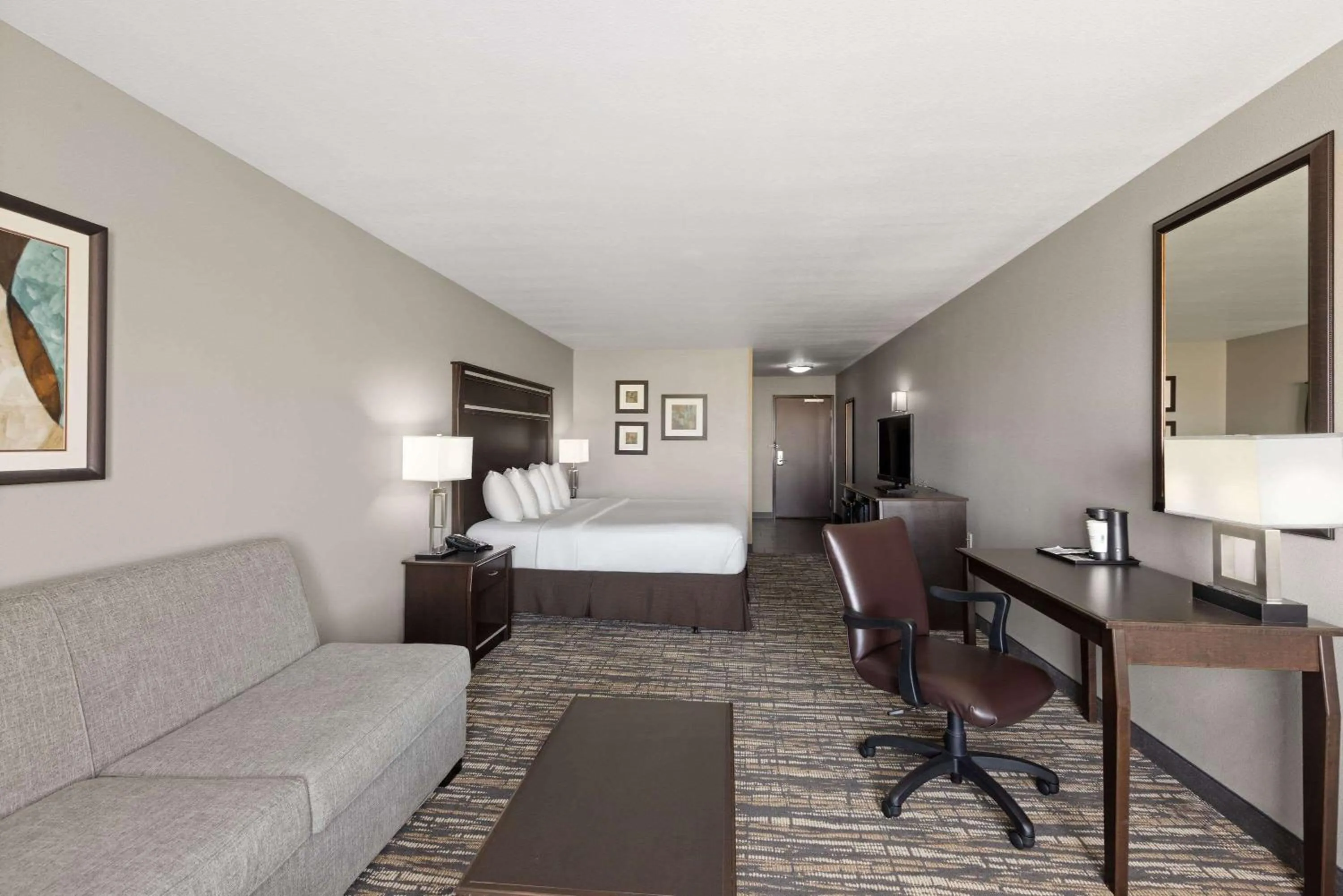 Deluxe King Room with City View - Mobility Access/Non-Smoking in La Quinta by Wyndham Sioux Falls