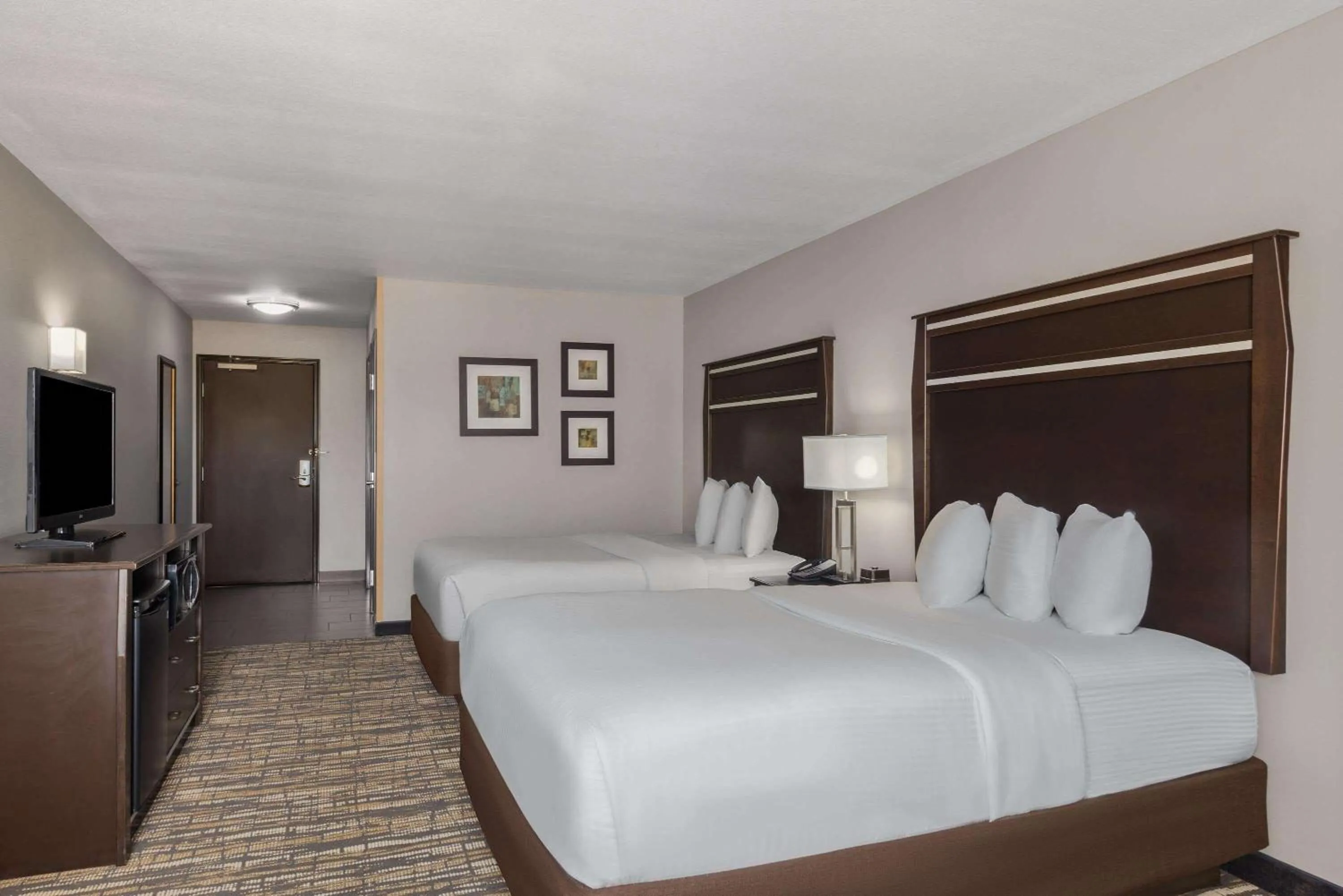 Queen Room with Two Queen Beds and City View - Non-Smoking in La Quinta by Wyndham Sioux Falls