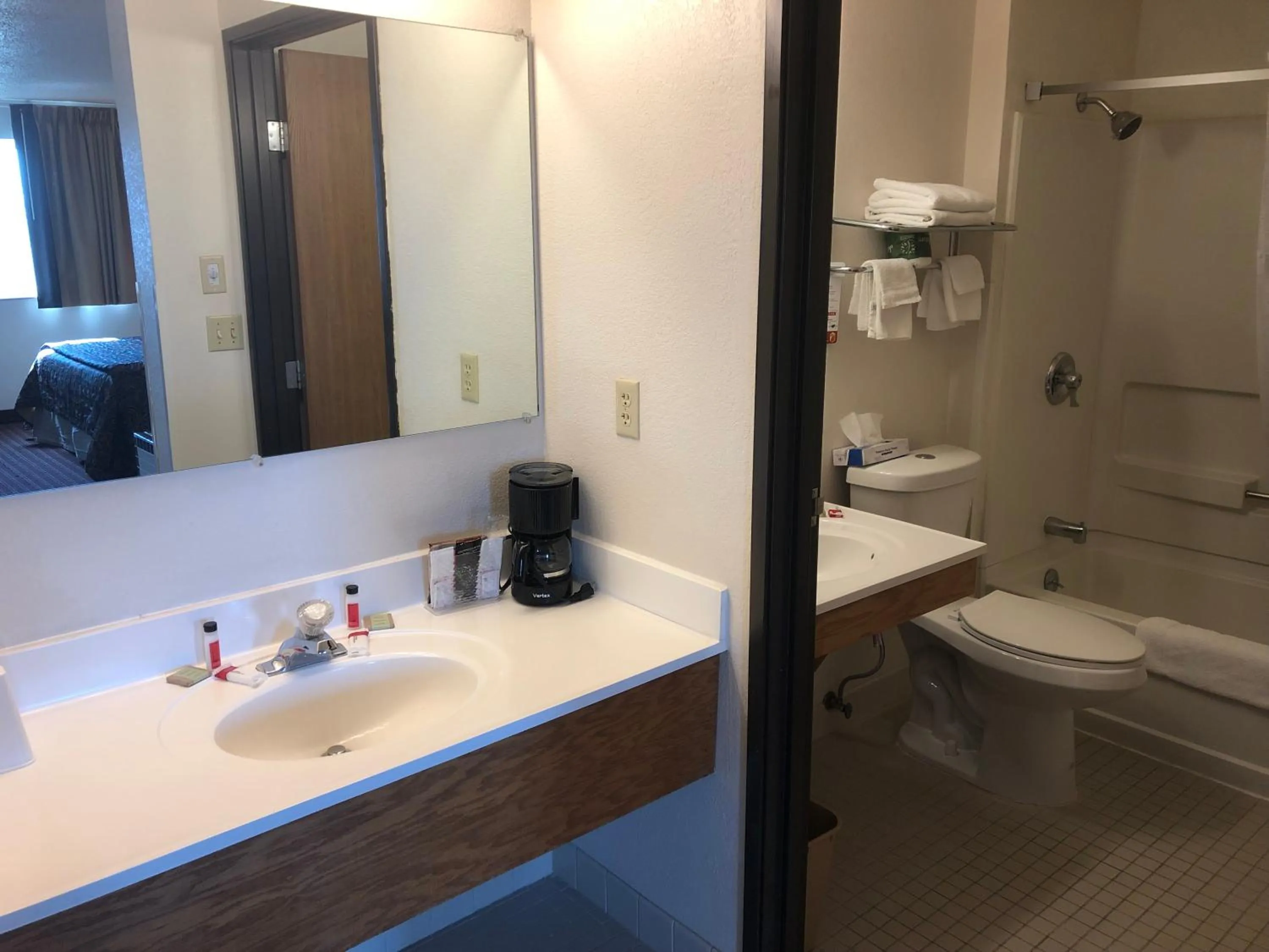King Suite with Spa Bath in Super 8 by Wyndham Pendleton