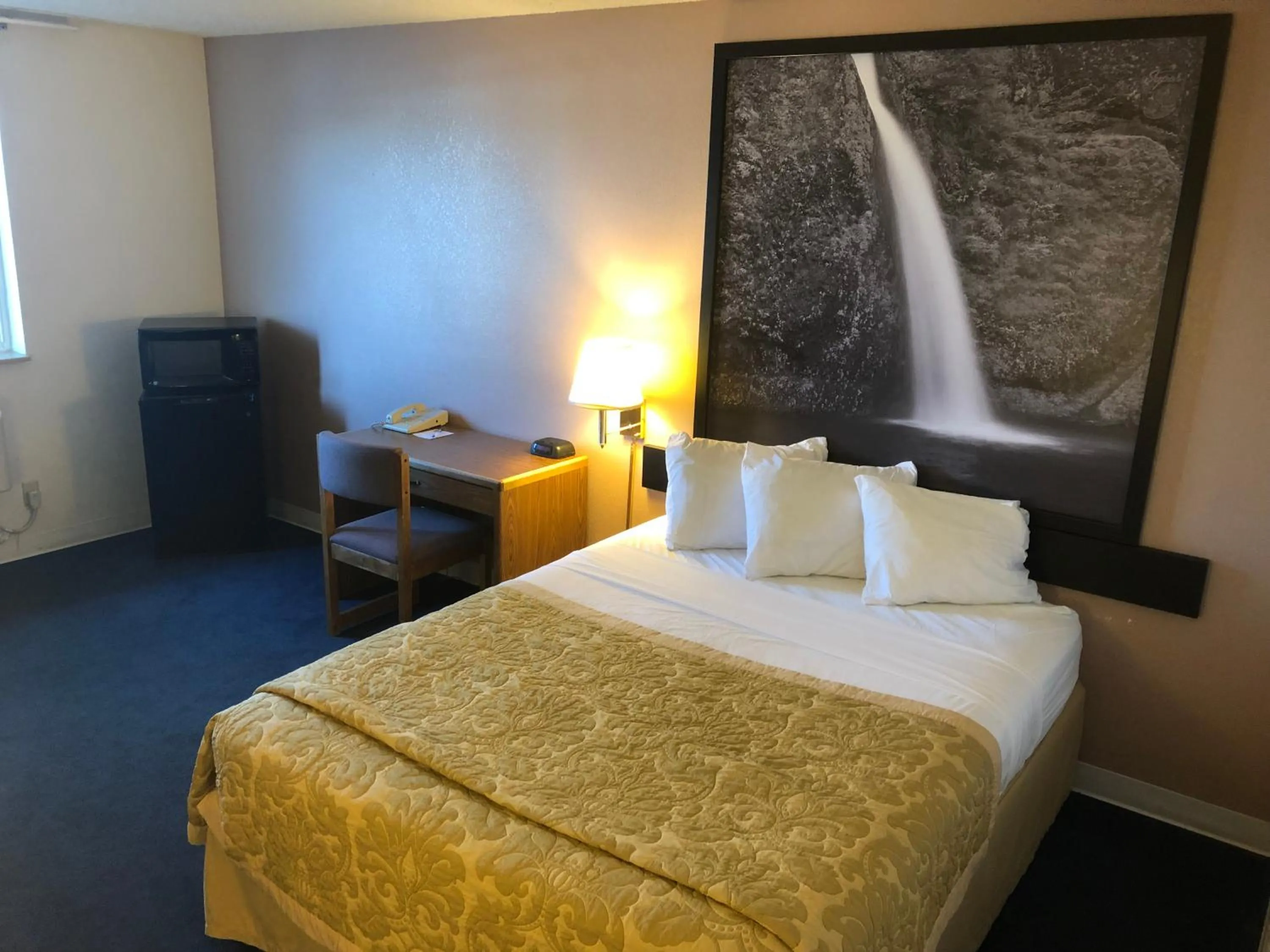 Queen Room - Mobility Access/Non-Smoking in Super 8 by Wyndham Pendleton